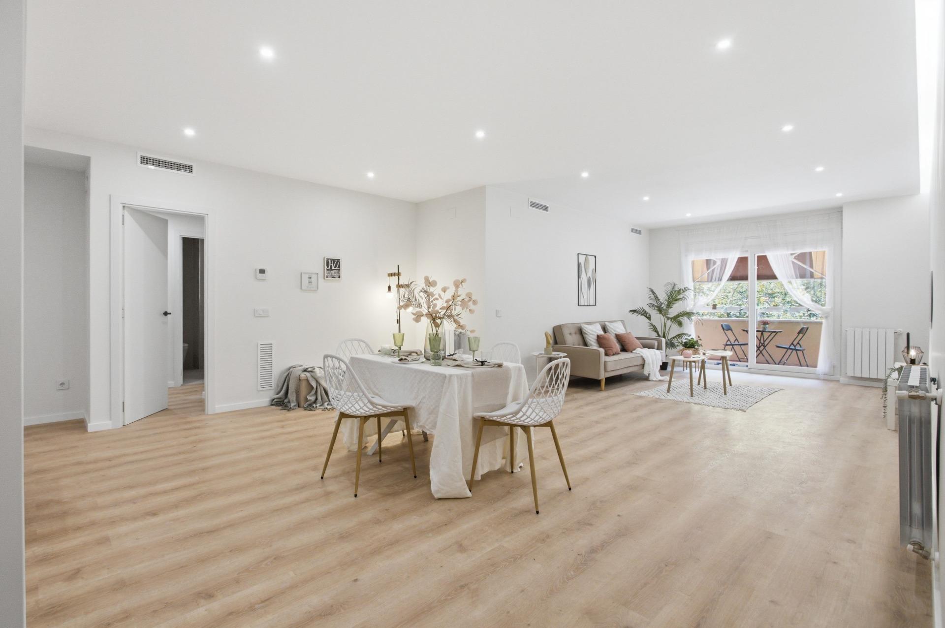 Exclusiva vivienda exterior con balcón y parking en l’Eixamp - foto 2