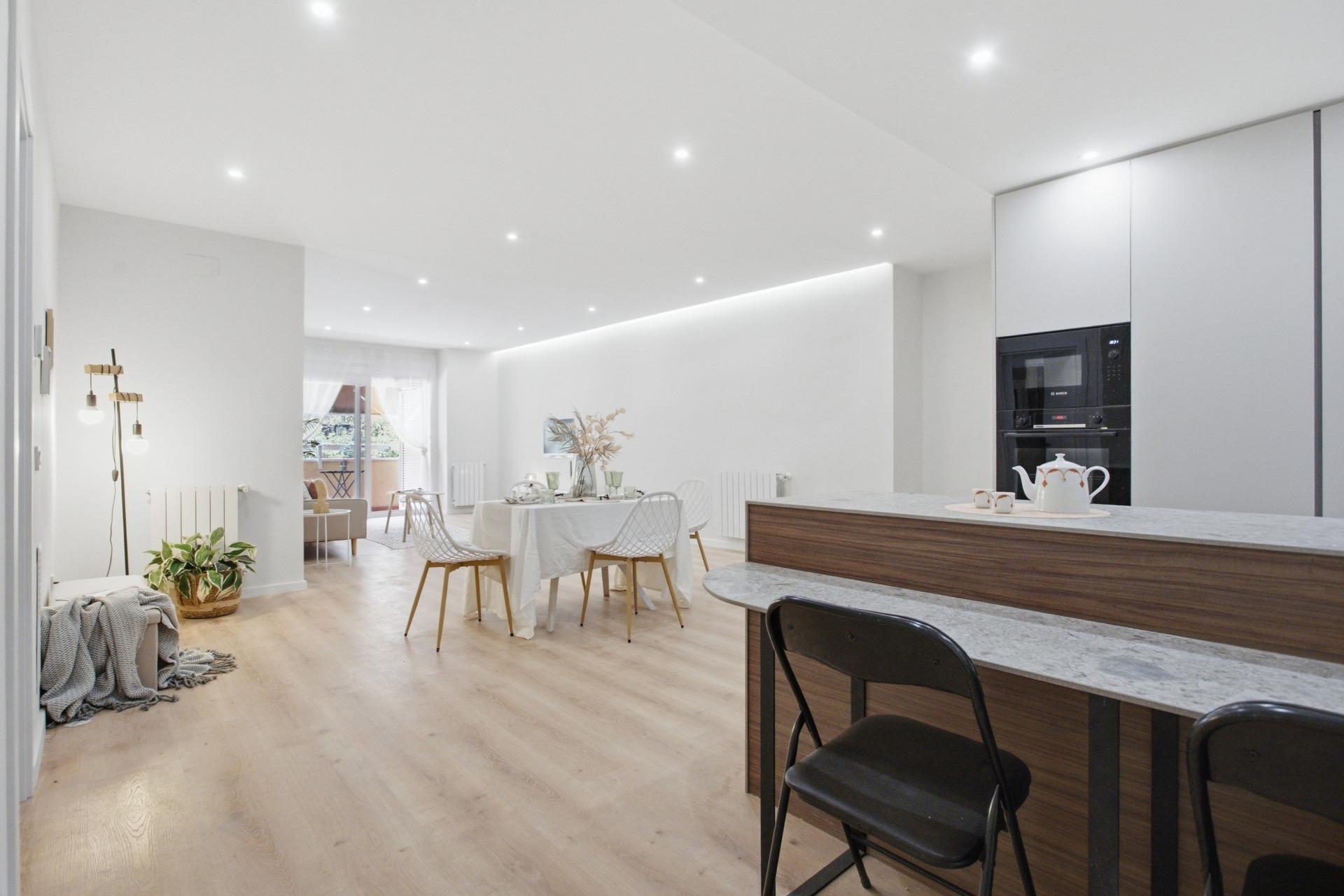 Exclusiva vivienda exterior con balcón y parking en l’Eixamp - foto 11