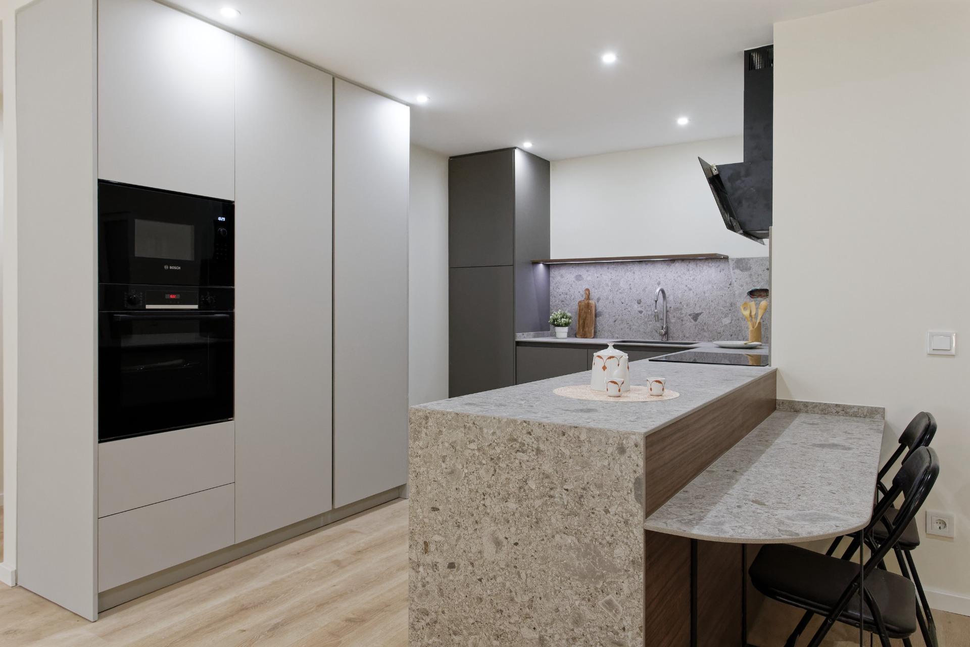 Exclusiva vivienda exterior con balcón y parking en l’Eixamp - foto 12