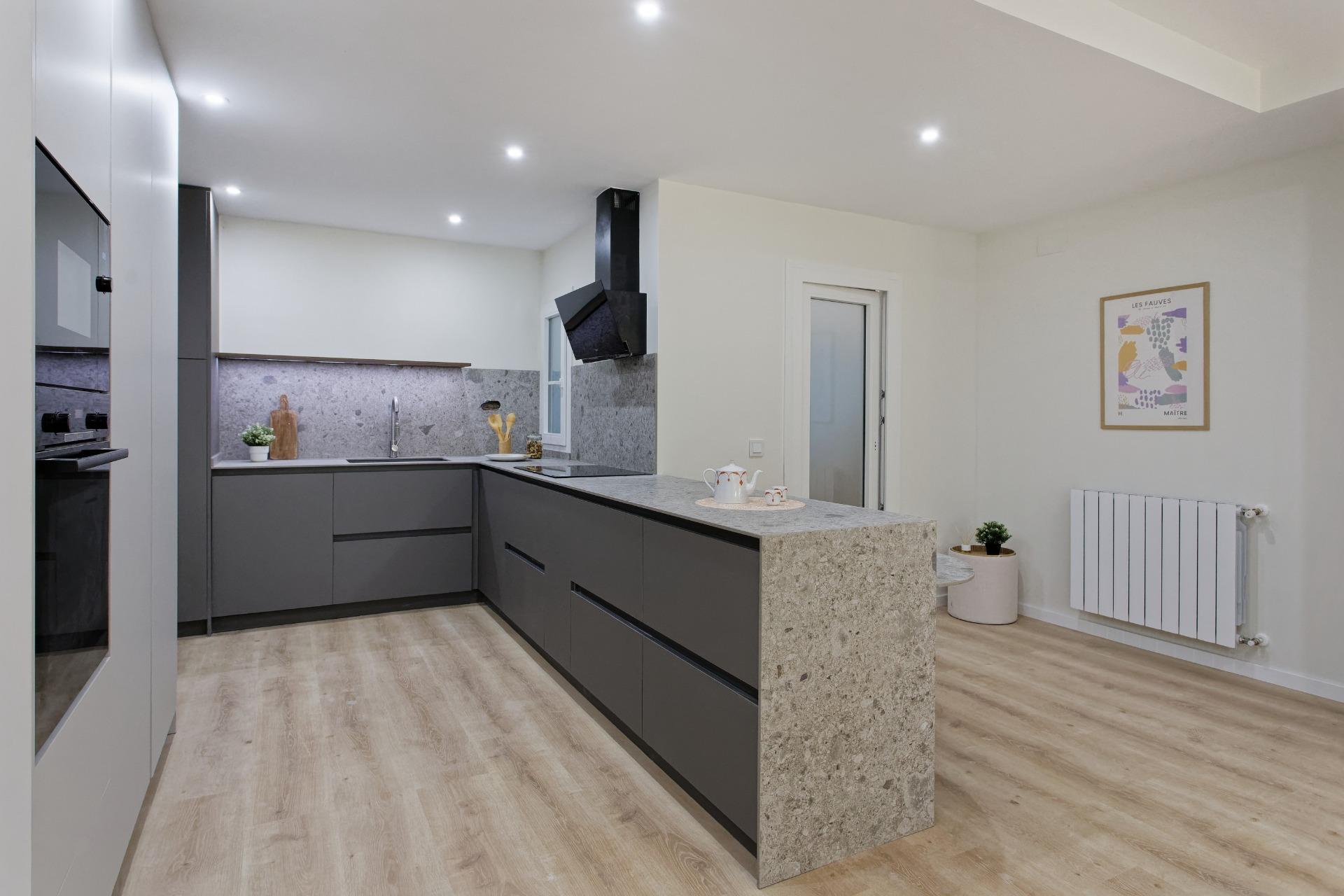 Exclusiva vivienda exterior con balcón y parking en l’Eixamp - foto 13