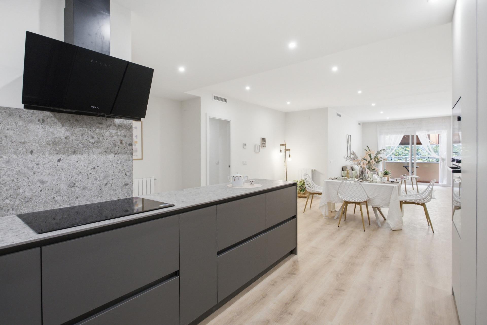 Exclusiva vivienda exterior con balcón y parking en l’Eixamp - foto 14
