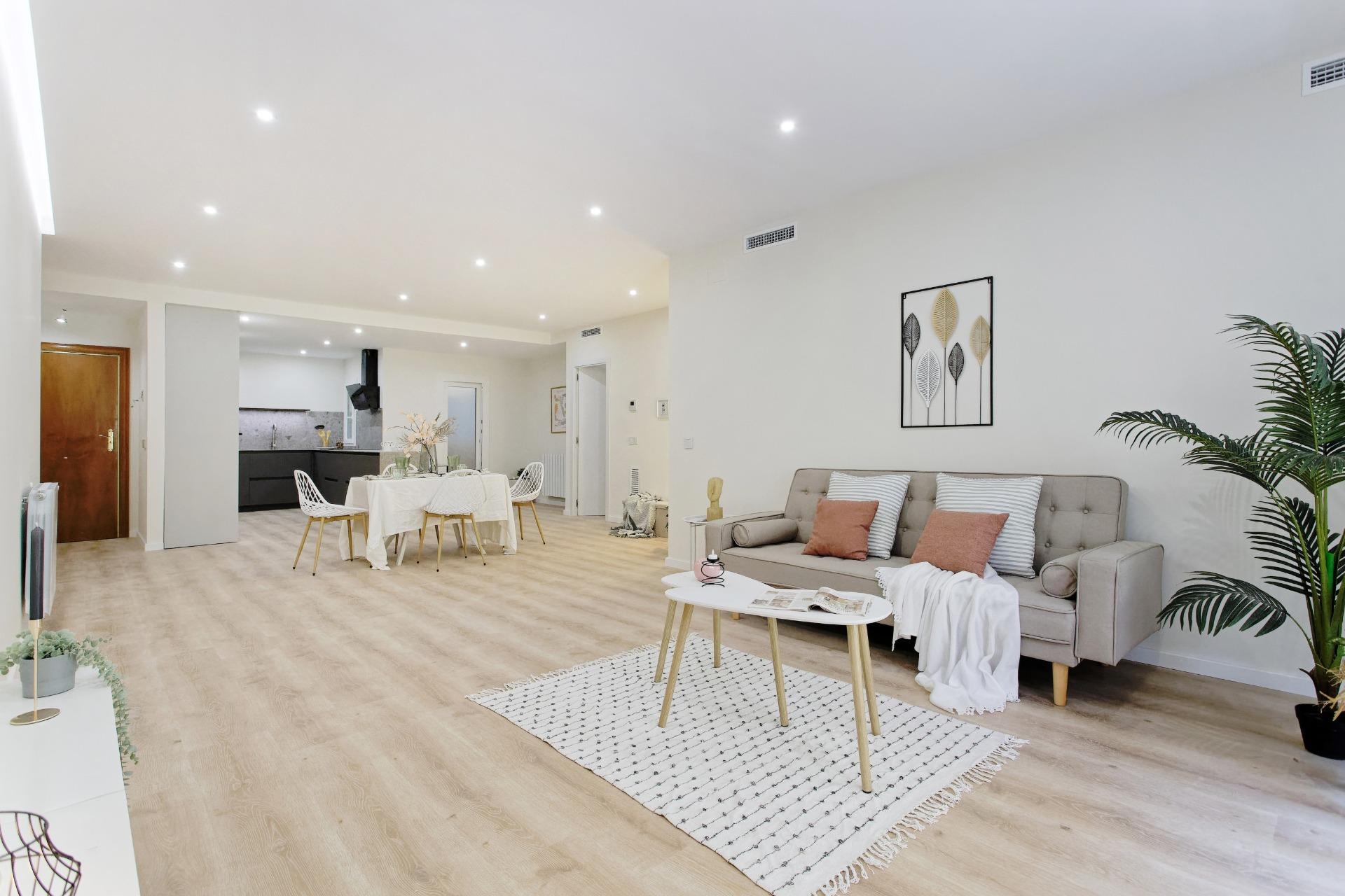 Exclusiva vivienda exterior con balcón y parking en l’Eixamp - foto 3