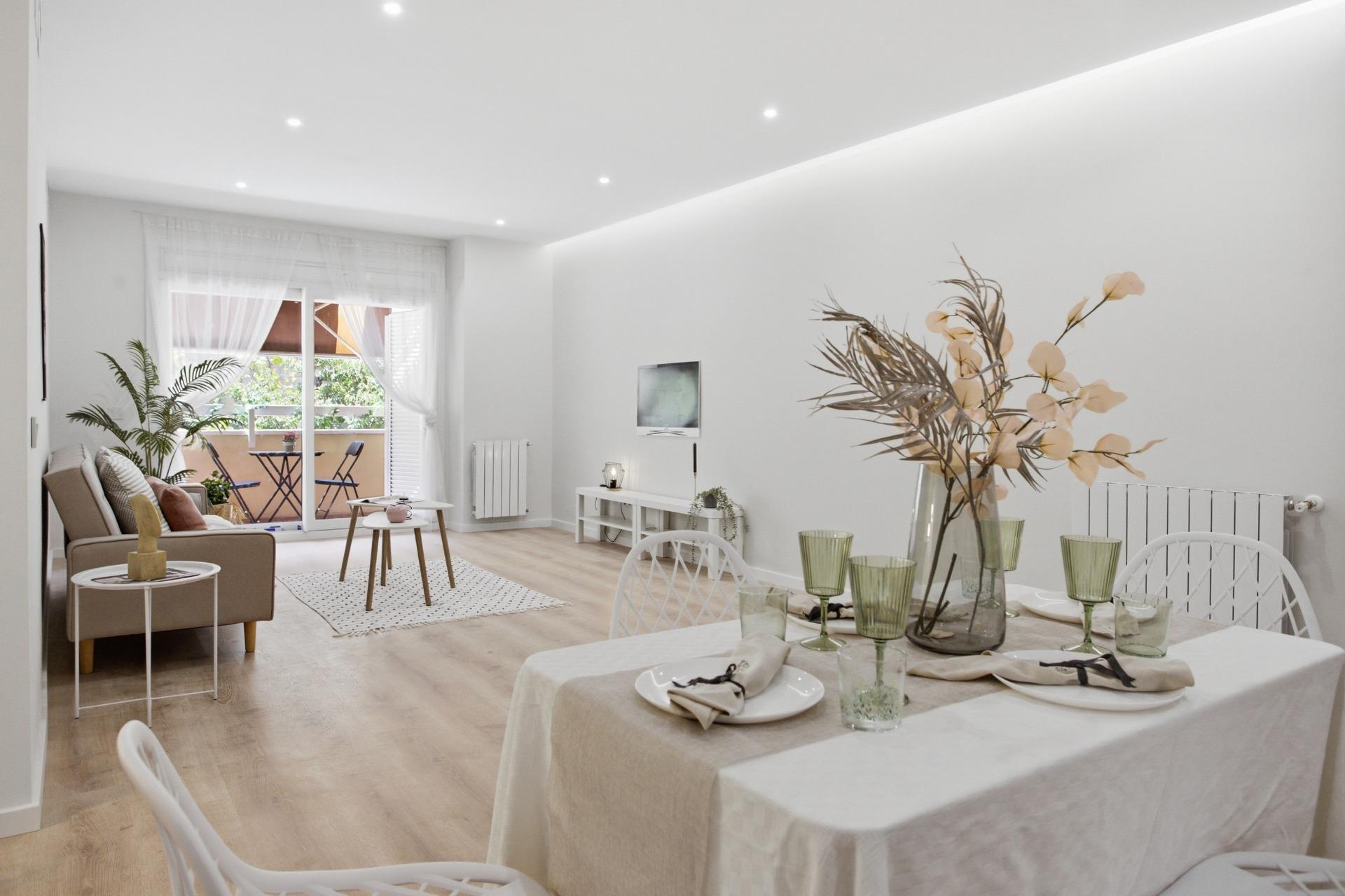 Exclusiva vivienda exterior con balcón y parking en l’Eixamp - foto 5