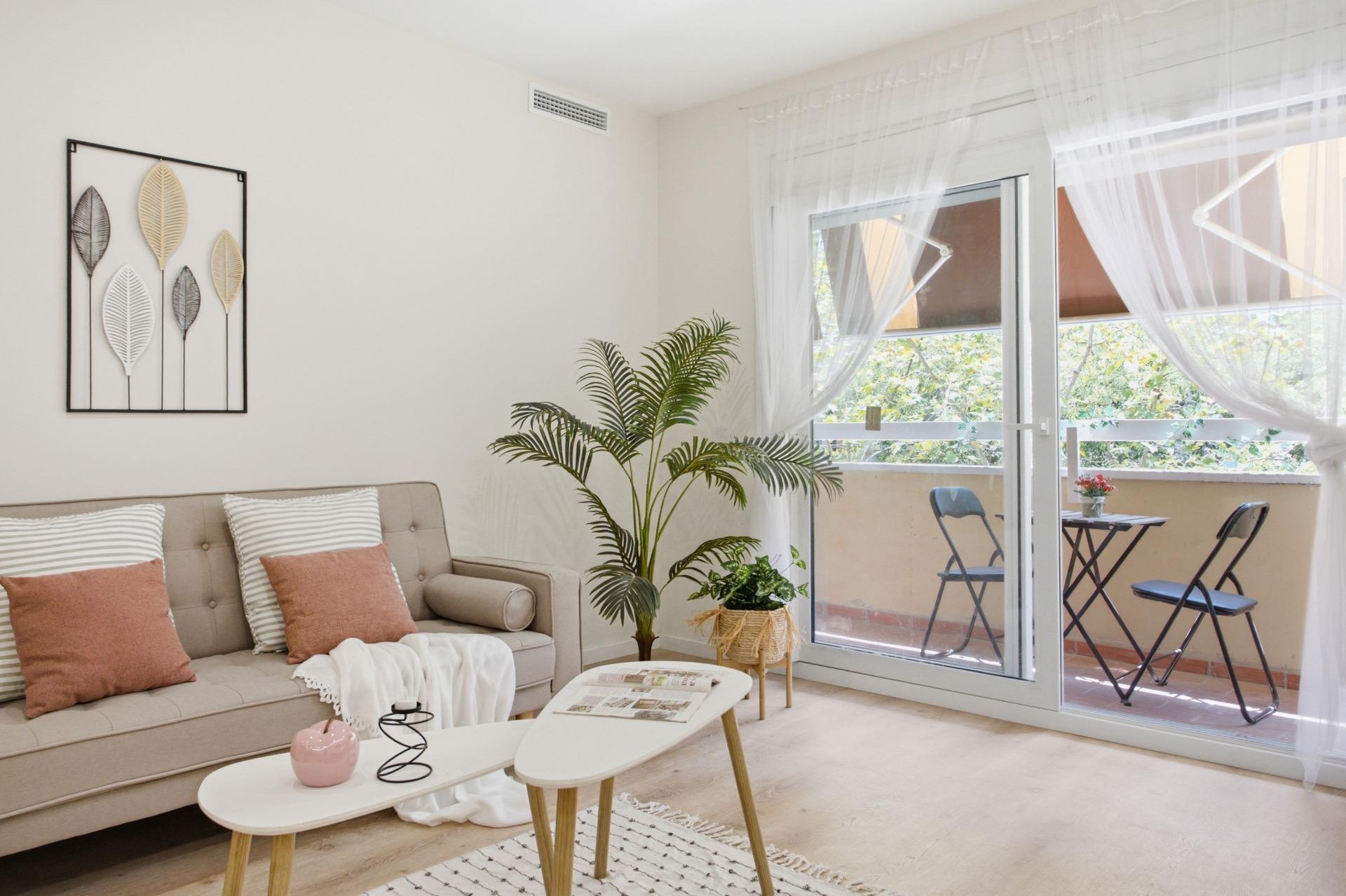 Exclusiva vivienda exterior con balcón y parking en l’Eixamp - foto 6