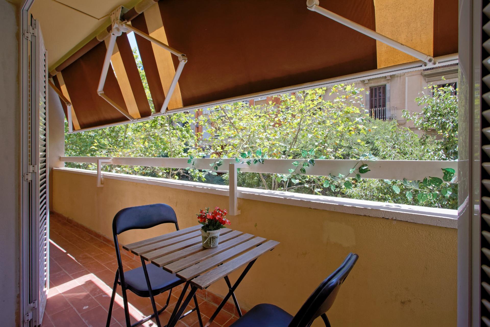 Exclusiva vivienda exterior con balcón y parking en l’Eixamp - foto 7