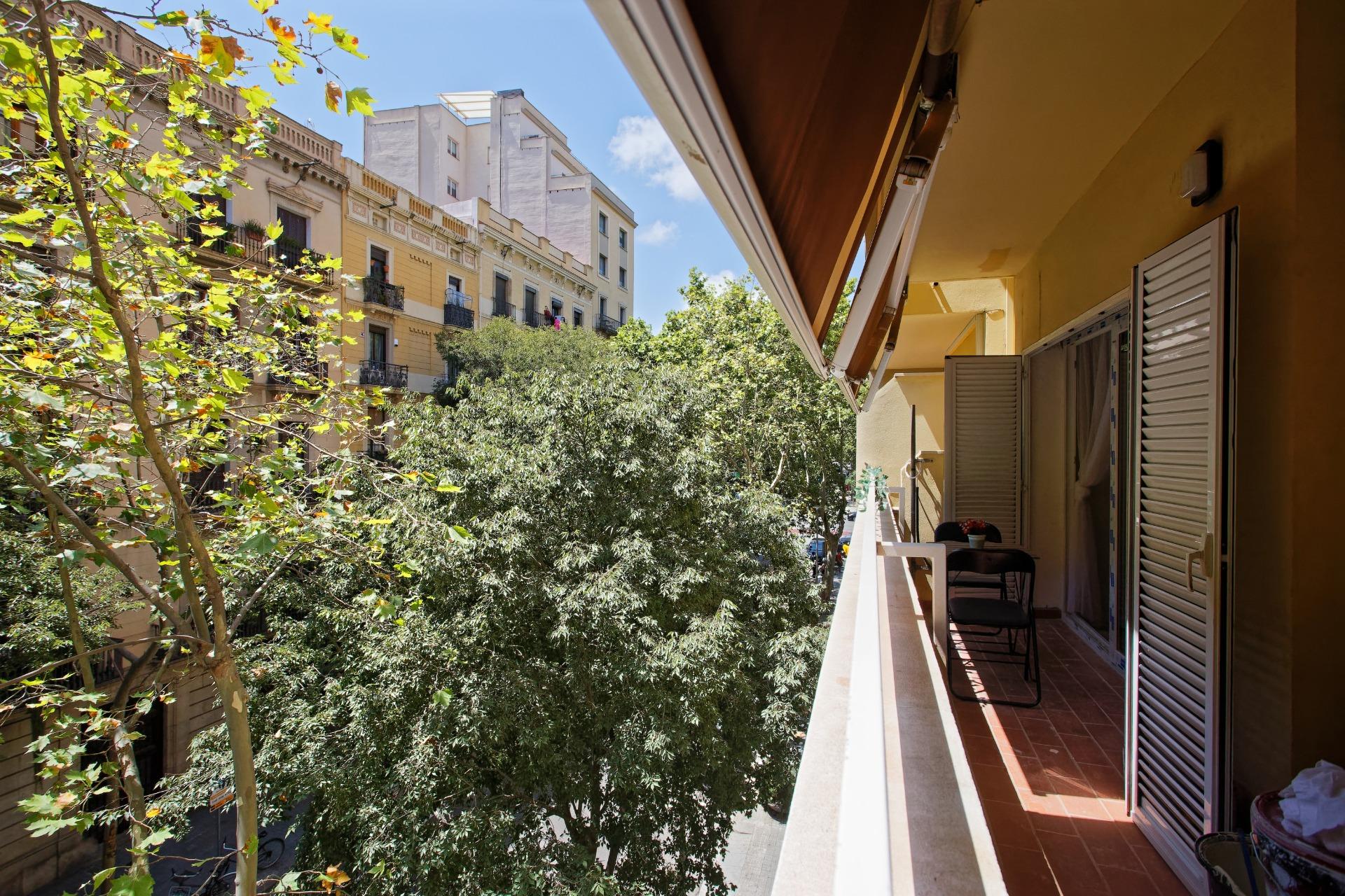 Exclusiva vivienda exterior con balcón y parking en l’Eixamp - foto 8
