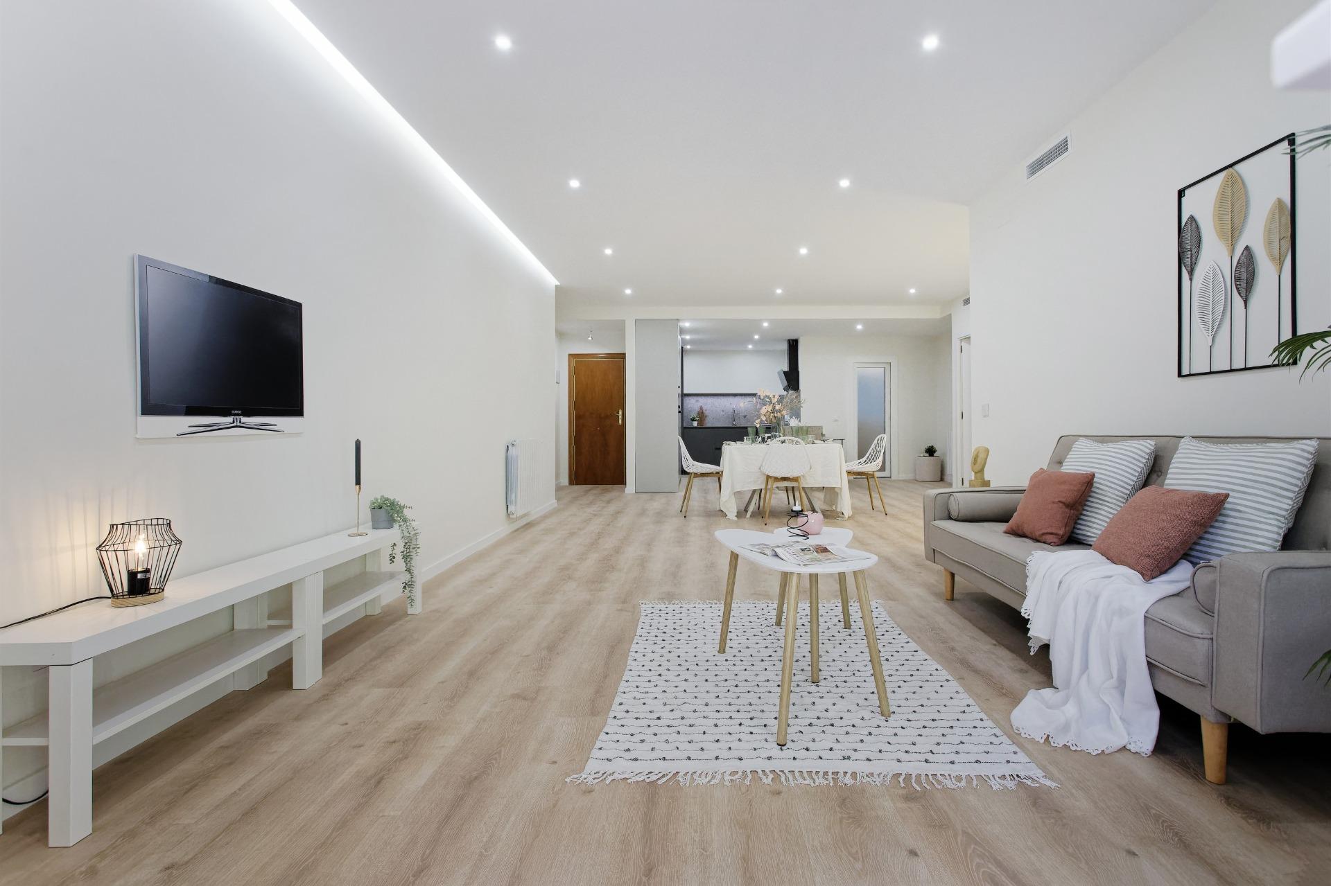 Exclusiva vivienda exterior con balcón y parking en l’Eixamp - foto 9