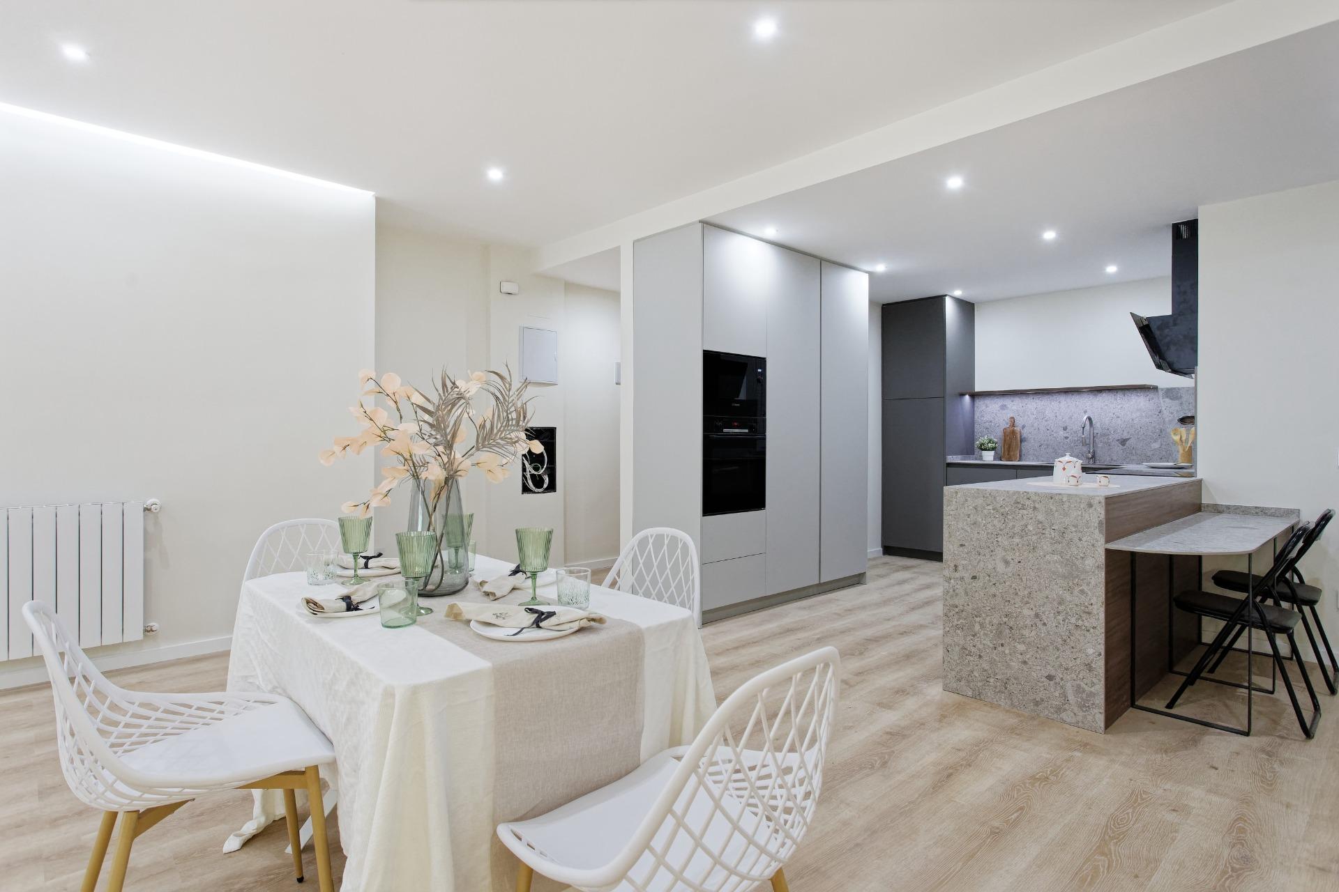 Exclusiva vivienda exterior con balcón y parking en l’Eixamp - foto 10