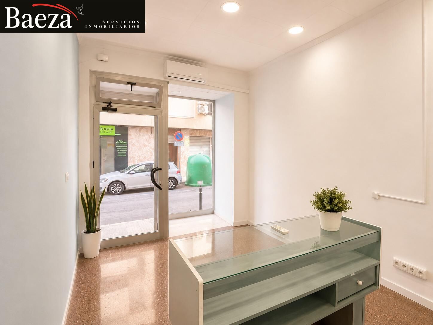 Local comercial luminoso con escaparate