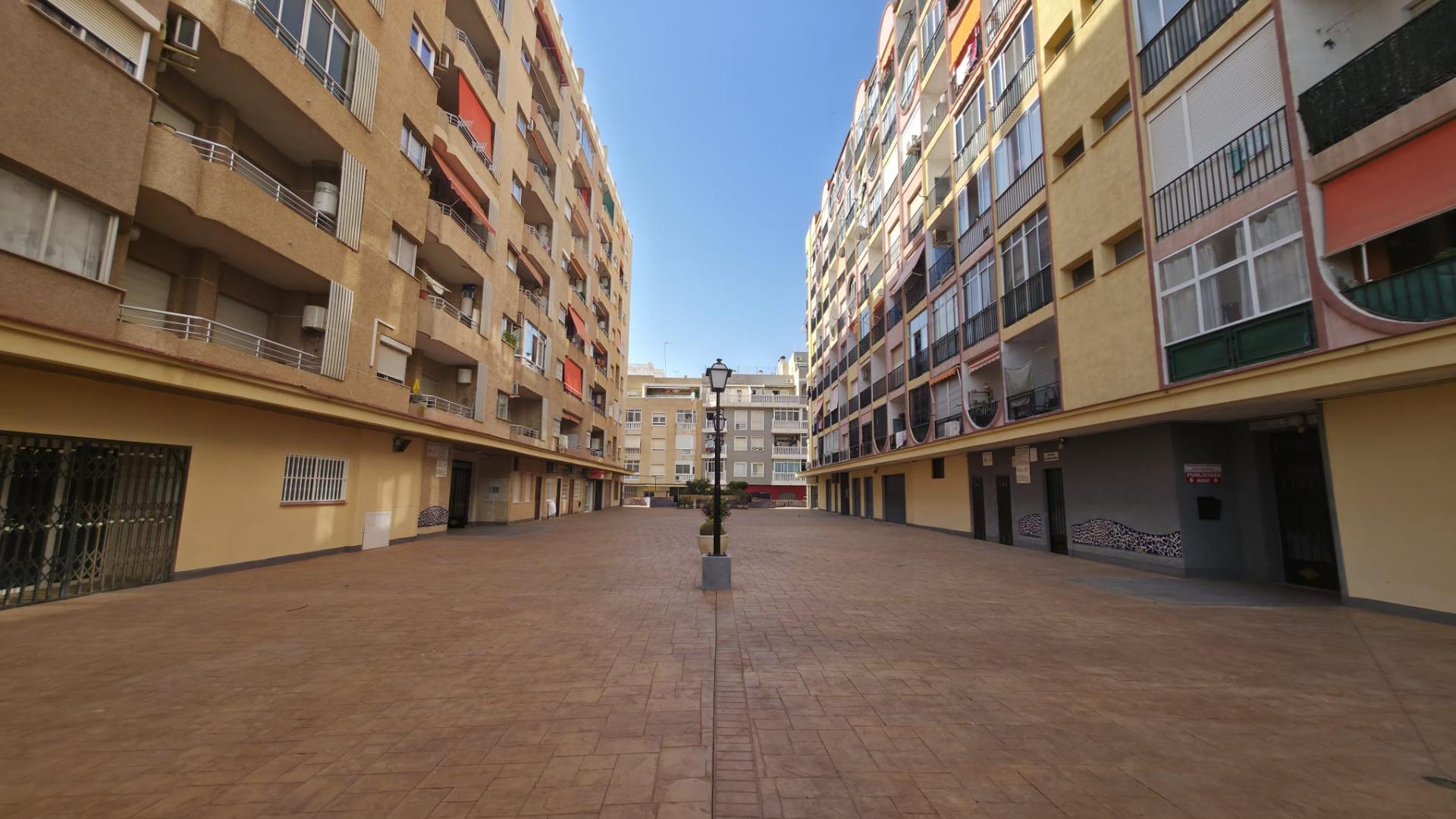 Acogedor Estudio Reformado en Playa del Cura, Torrevieja - foto 2