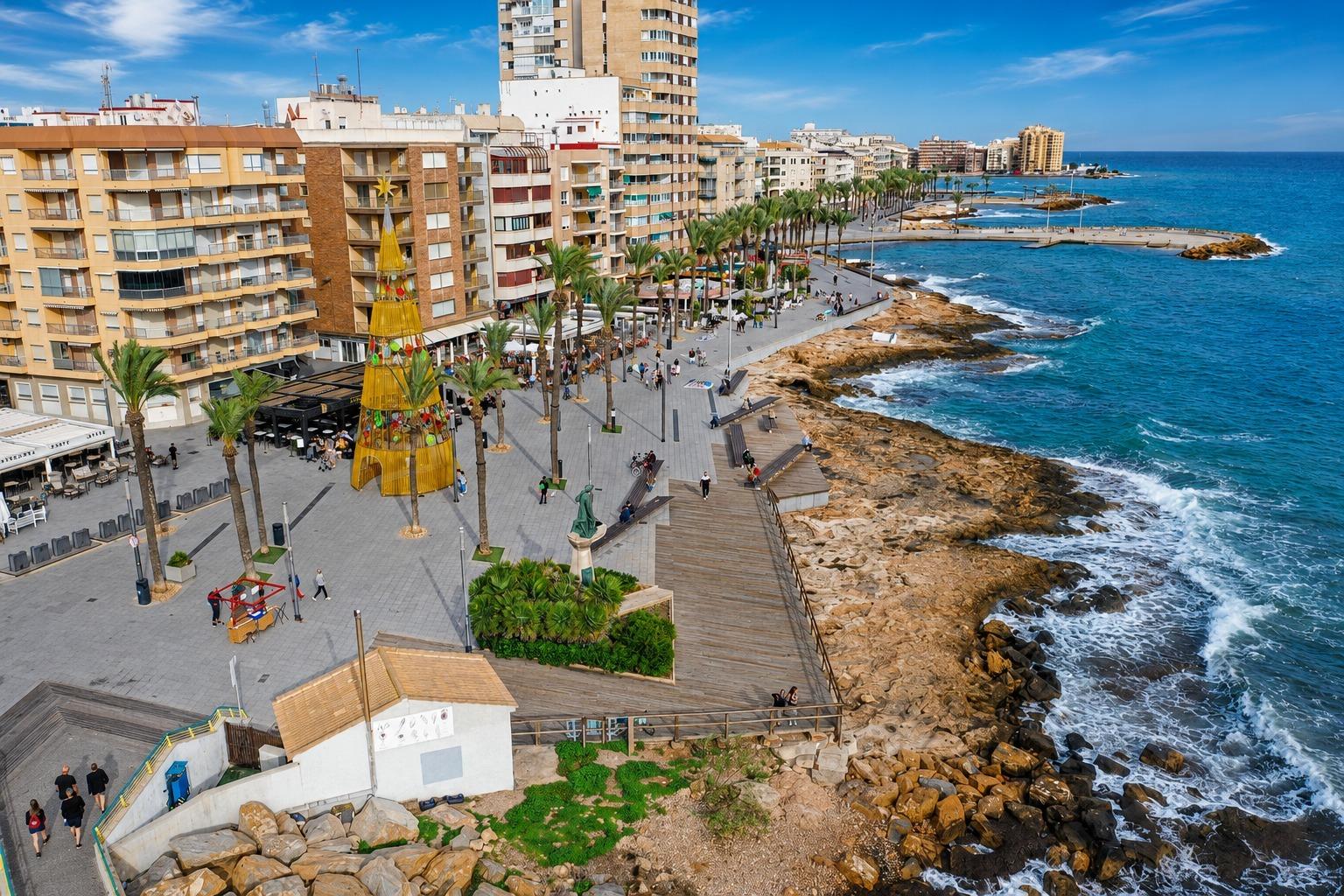 Edificio completo para inversores en el centro de Torrevieja - foto 8