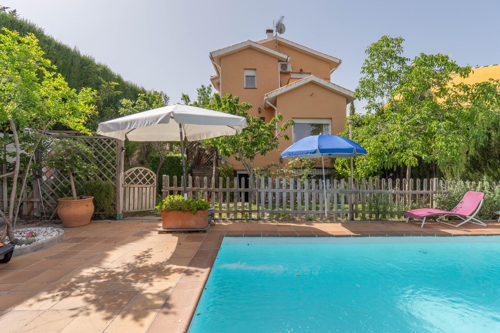 Precioso chalet independiente con piscina en cumbres verdes