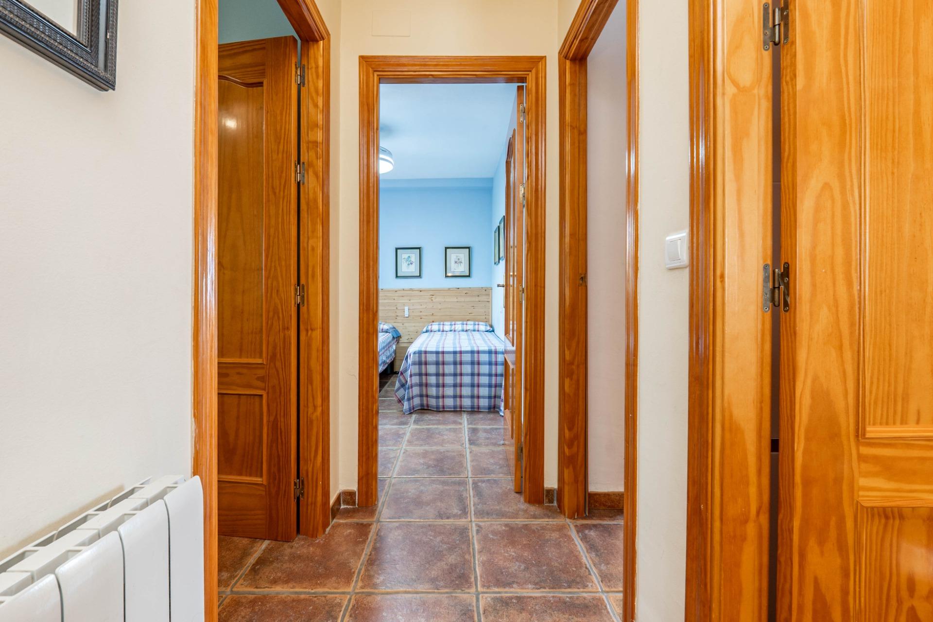 Precioso chalet independiente con piscina en cumbres verdes - foto 16