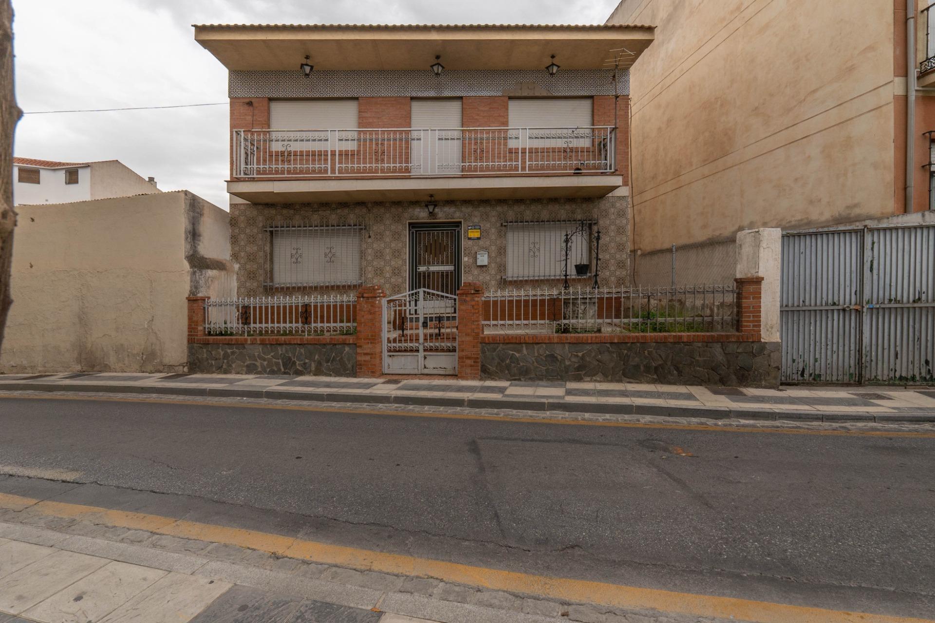SE VENDE CASA CON UNA PARCELA DE 461 m2 (EN EL CENTRO DE LOS