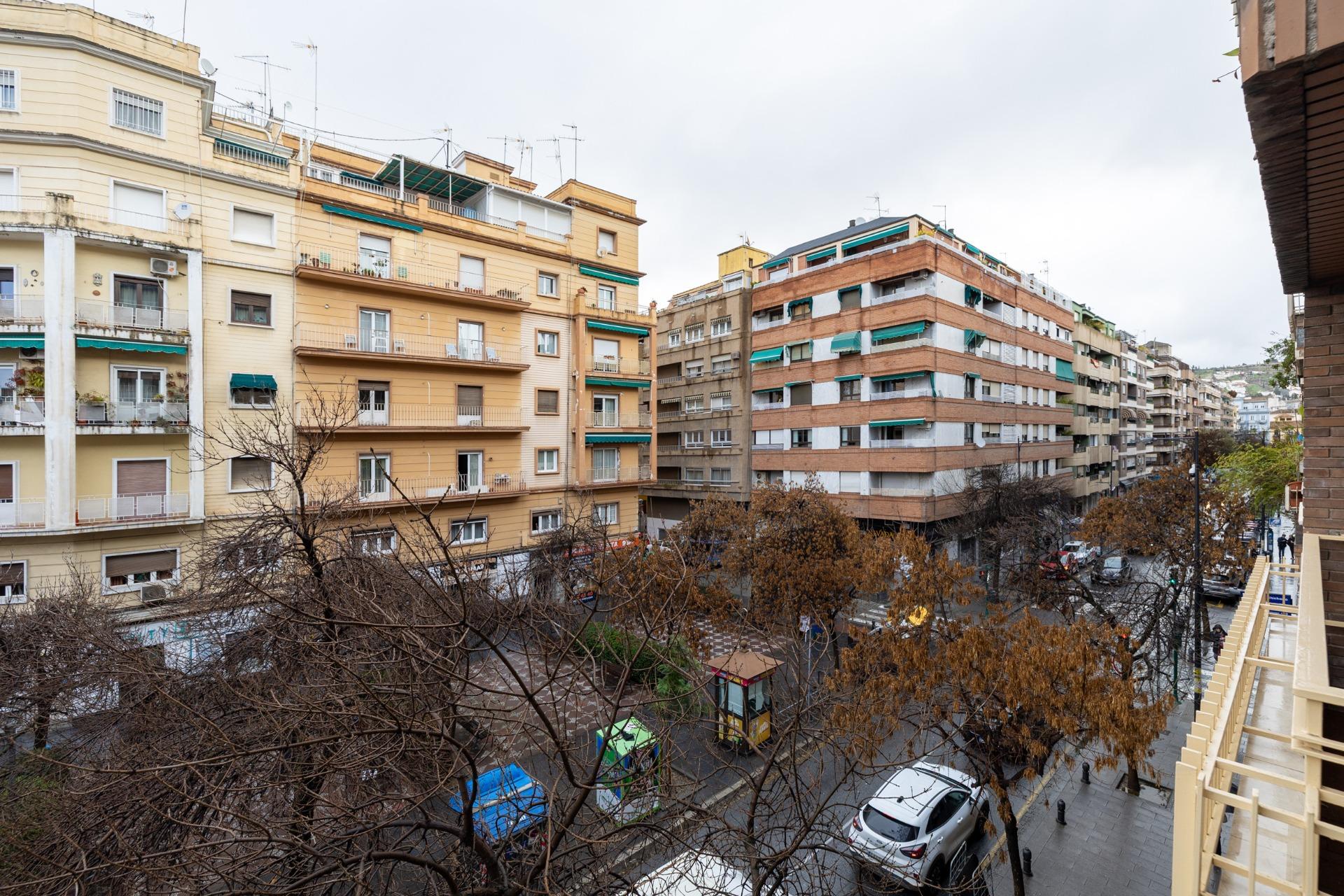 TU NUEVO PISO EN ALHAMAR TE ESTA ESPERANDO