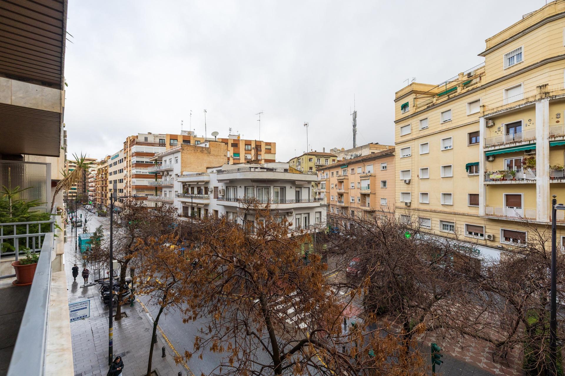 TU NUEVO PISO EN ALHAMAR TE ESTA ESPERANDO - foto 2