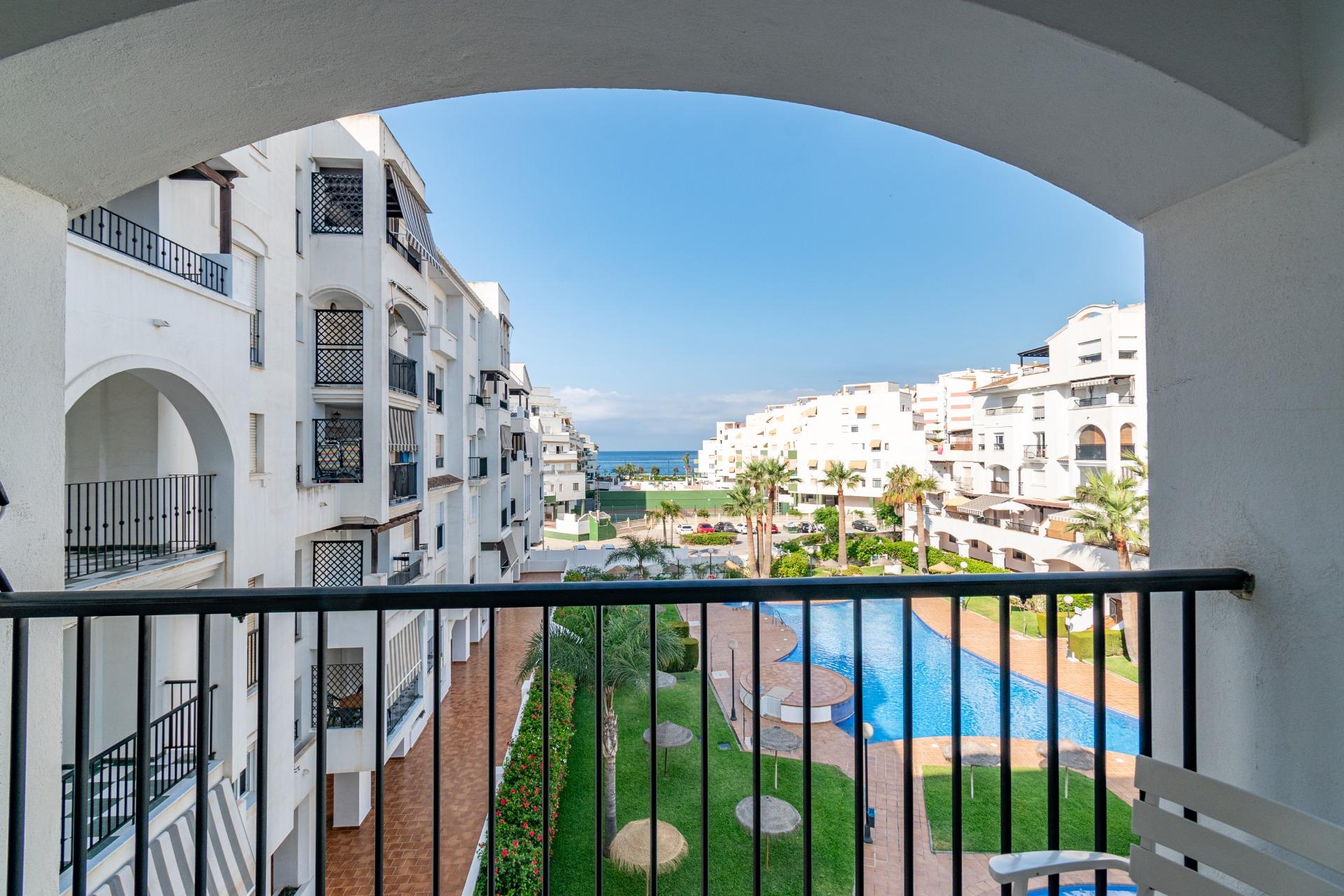 SALOBREÑA-PISO JUNTO A LA PLAYA. TRES DORMITORIOS,DOS BAÑOS 