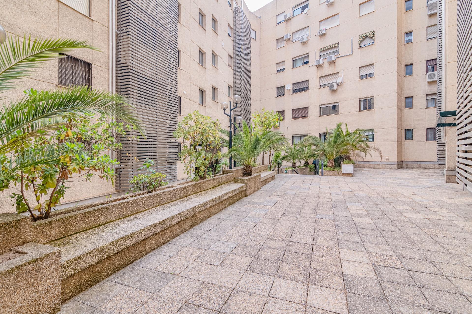 Amplio piso situado en el emblemático Edificio Presidente en - foto 28