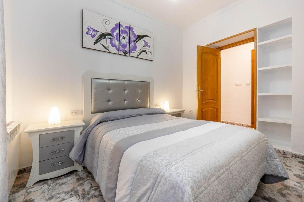 Piso reformado, con 3 dormitorios y 1 baño en pleno centro d - foto 2
