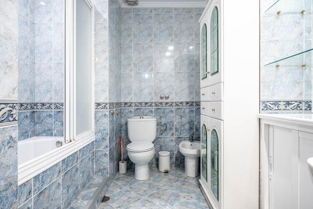 Piso reformado, con 3 dormitorios y 1 baño en pleno centro d - foto 25