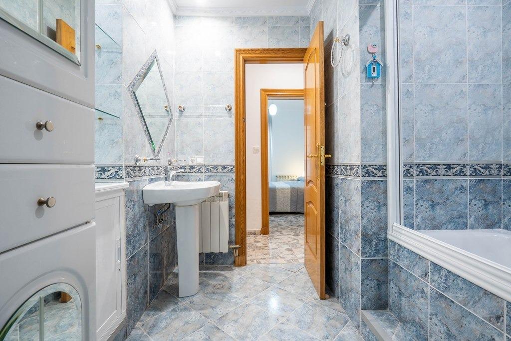 Piso reformado, con 3 dormitorios y 1 baño en pleno centro d - foto 26