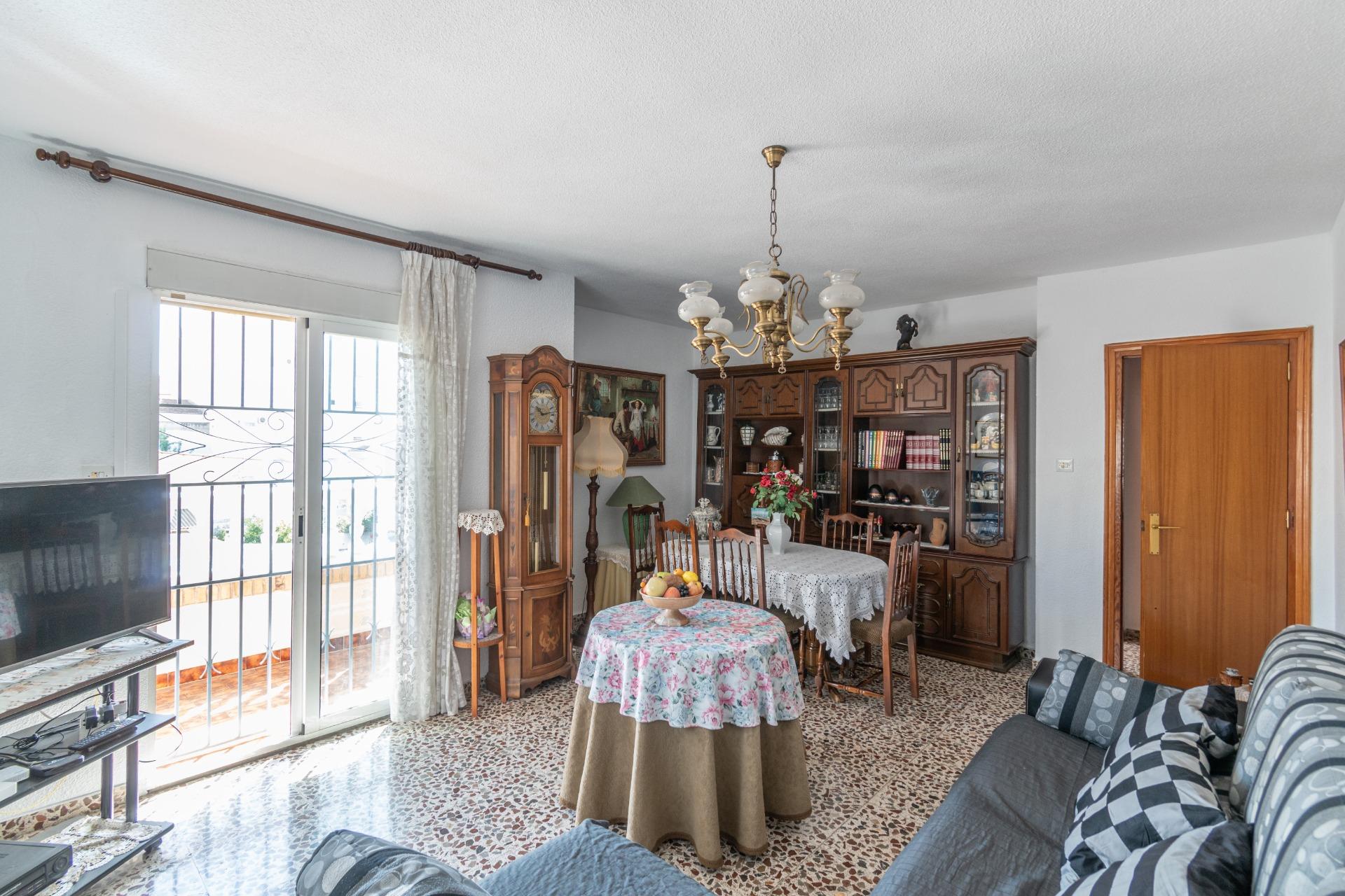 Gran Casa en Esquina en Atarfe – 4 Dormitorios, Piscina, Gar