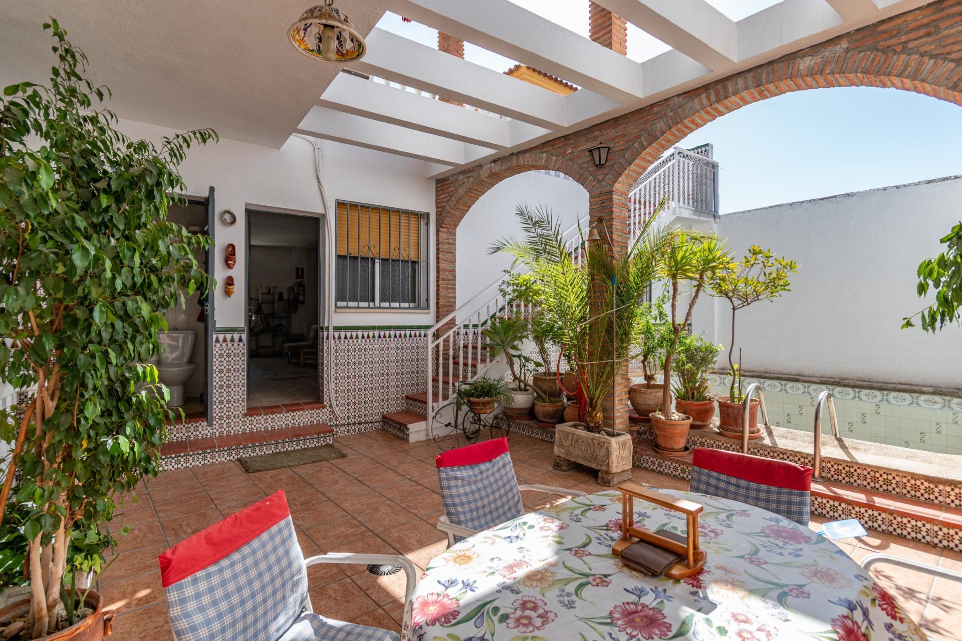 Gran Casa en Esquina en Atarfe – 4 Dormitorios, Piscina, Gar - foto 2