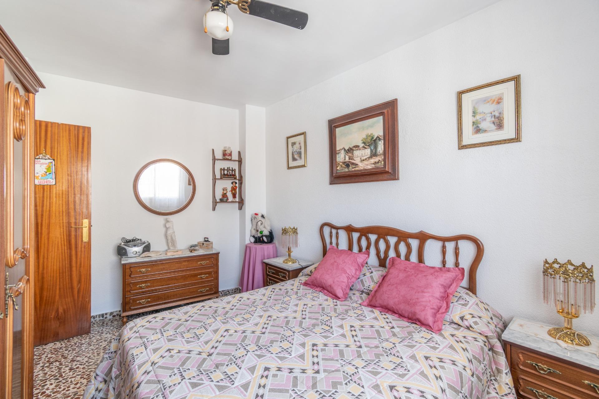 Gran Casa en Esquina en Atarfe – 4 Dormitorios, Piscina, Gar - foto 17