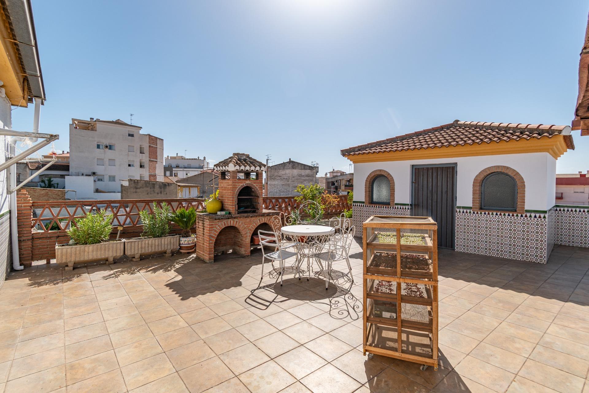 Gran Casa en Esquina en Atarfe – 4 Dormitorios, Piscina, Gar - foto 3