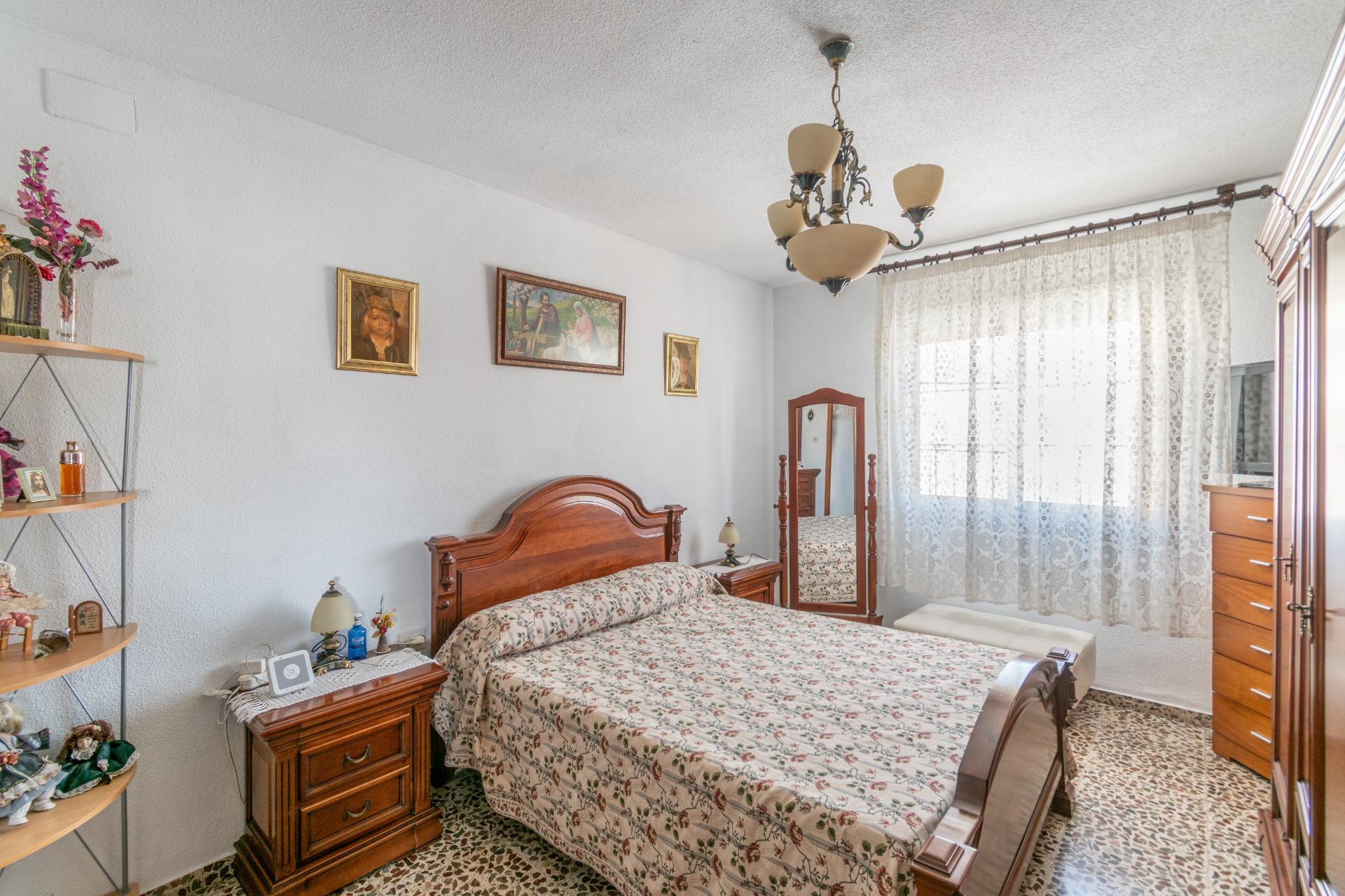 Gran Casa en Esquina en Atarfe – 4 Dormitorios, Piscina, Gar - foto 26