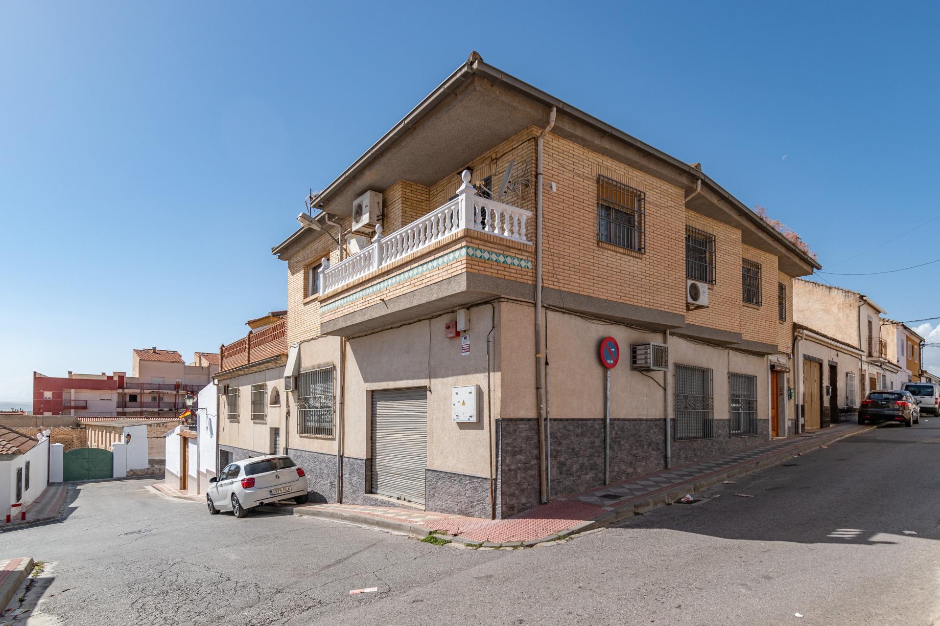 Gran Casa en Esquina en Atarfe – 4 Dormitorios, Piscina, Gar - foto 4