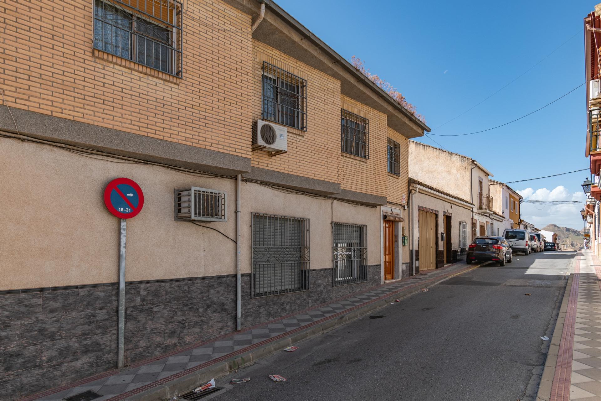 Gran Casa en Esquina en Atarfe – 4 Dormitorios, Piscina, Gar - foto 8