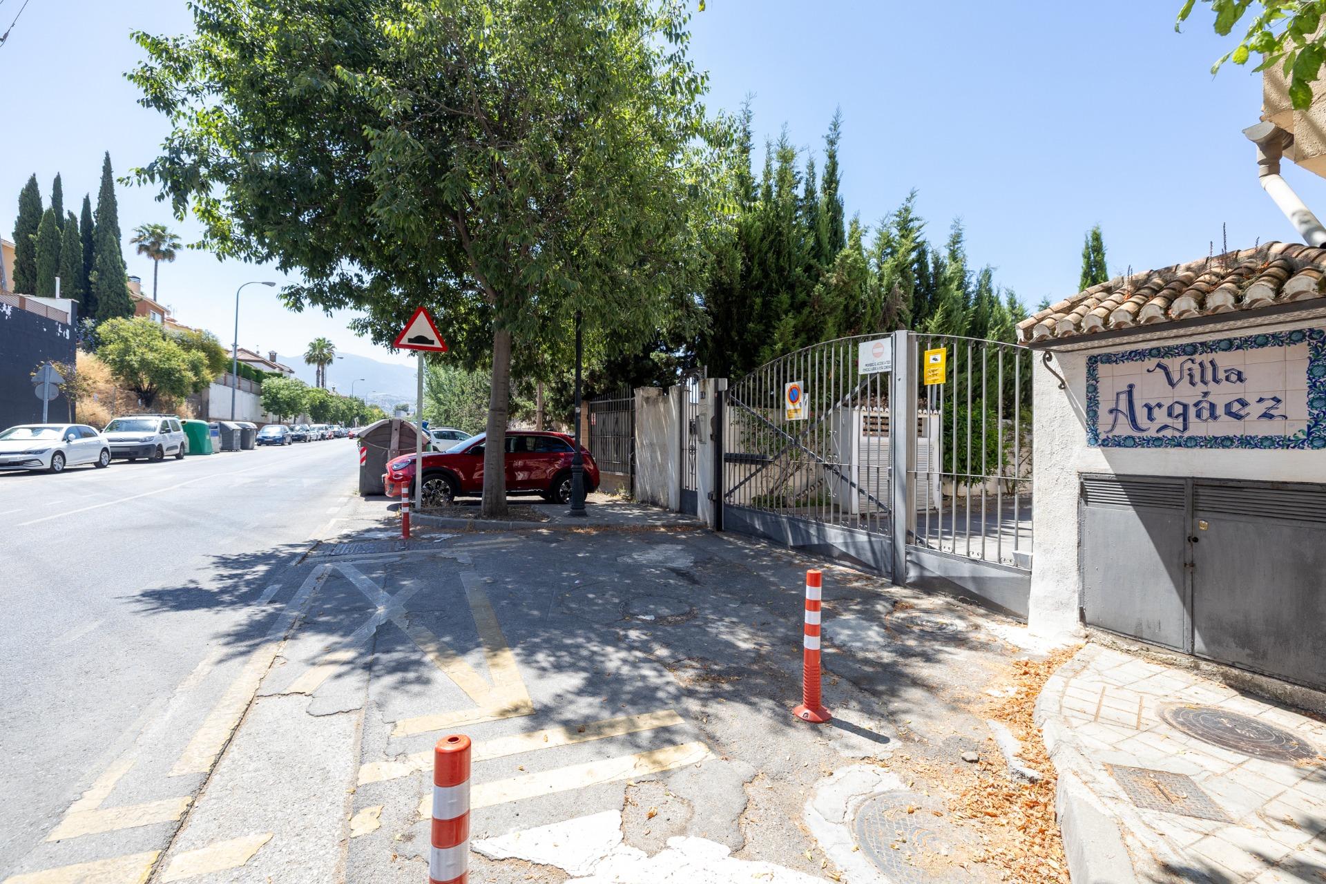 CASA ADOSADA CON PISCINA PRIVADA, JARDÍN Y SÓTANO CON CHIMEN