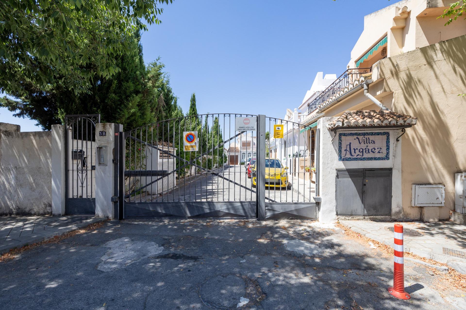CASA ADOSADA CON PISCINA PRIVADA, JARDÍN Y SÓTANO CON CHIMEN - foto 2
