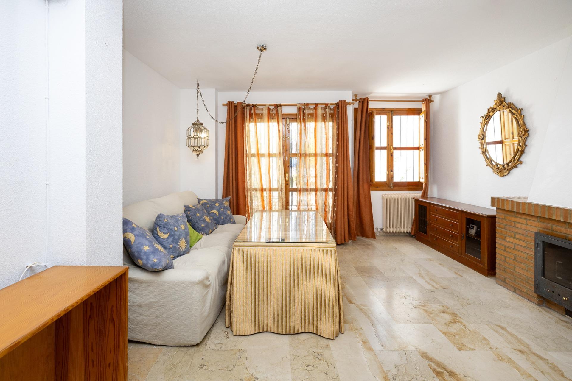 CASA ADOSADA CON PISCINA PRIVADA, JARDÍN Y SÓTANO CON CHIMEN - foto 13