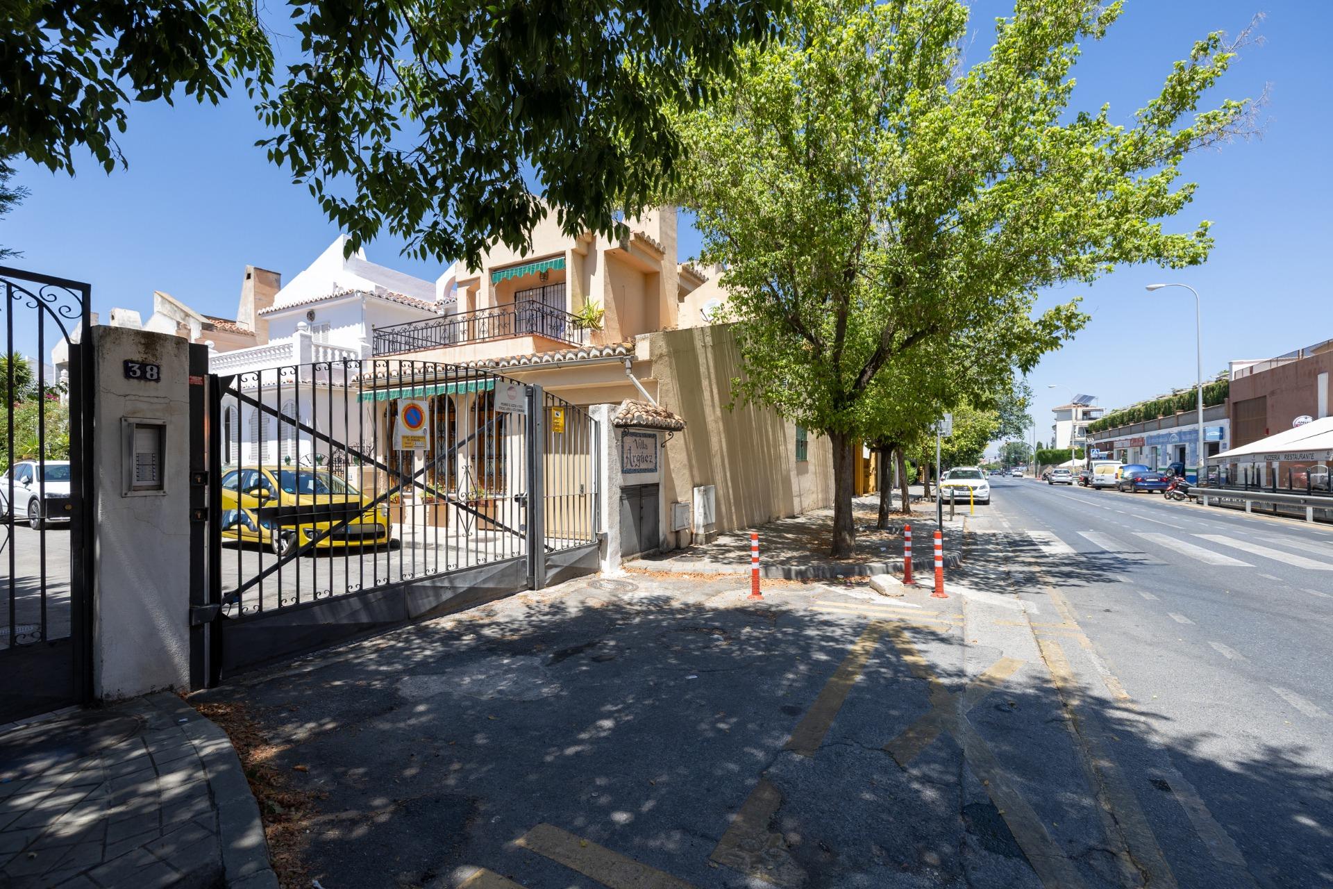CASA ADOSADA CON PISCINA PRIVADA, JARDÍN Y SÓTANO CON CHIMEN - foto 3