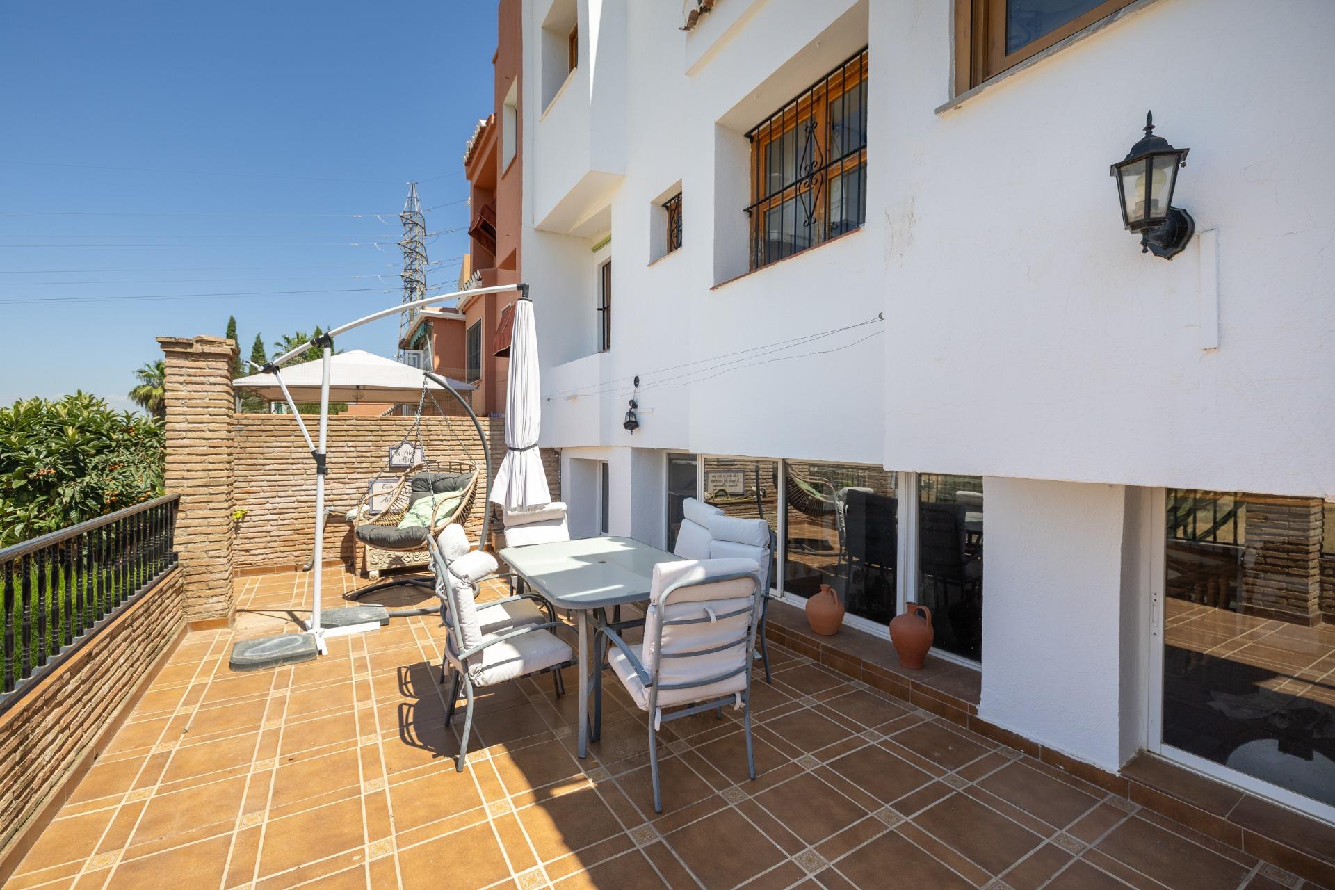 CASA ADOSADA CON PISCINA PRIVADA, JARDÍN Y SÓTANO CON CHIMEN - foto 32