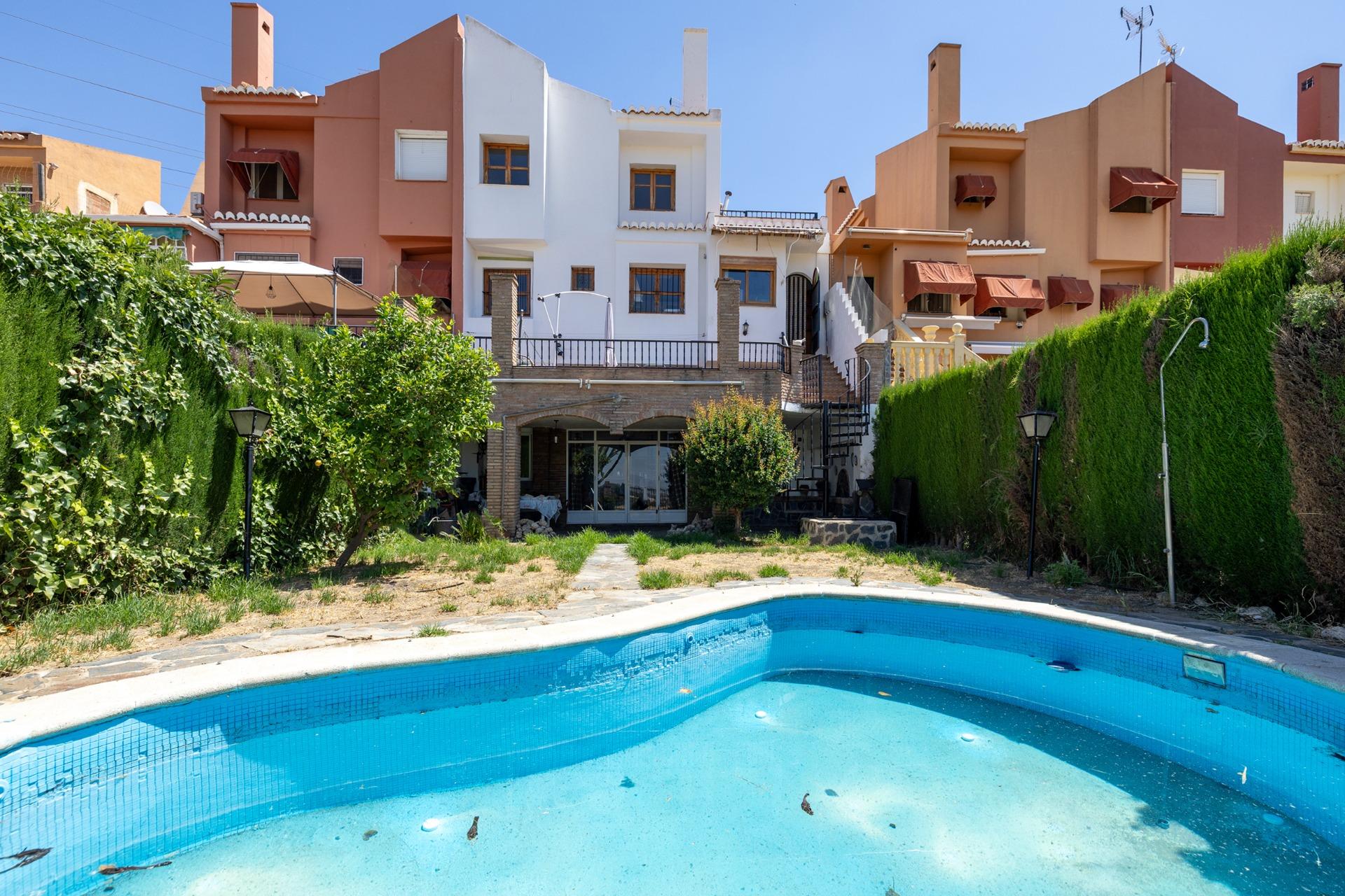 CASA ADOSADA CON PISCINA PRIVADA, JARDÍN Y SÓTANO CON CHIMEN - foto 38