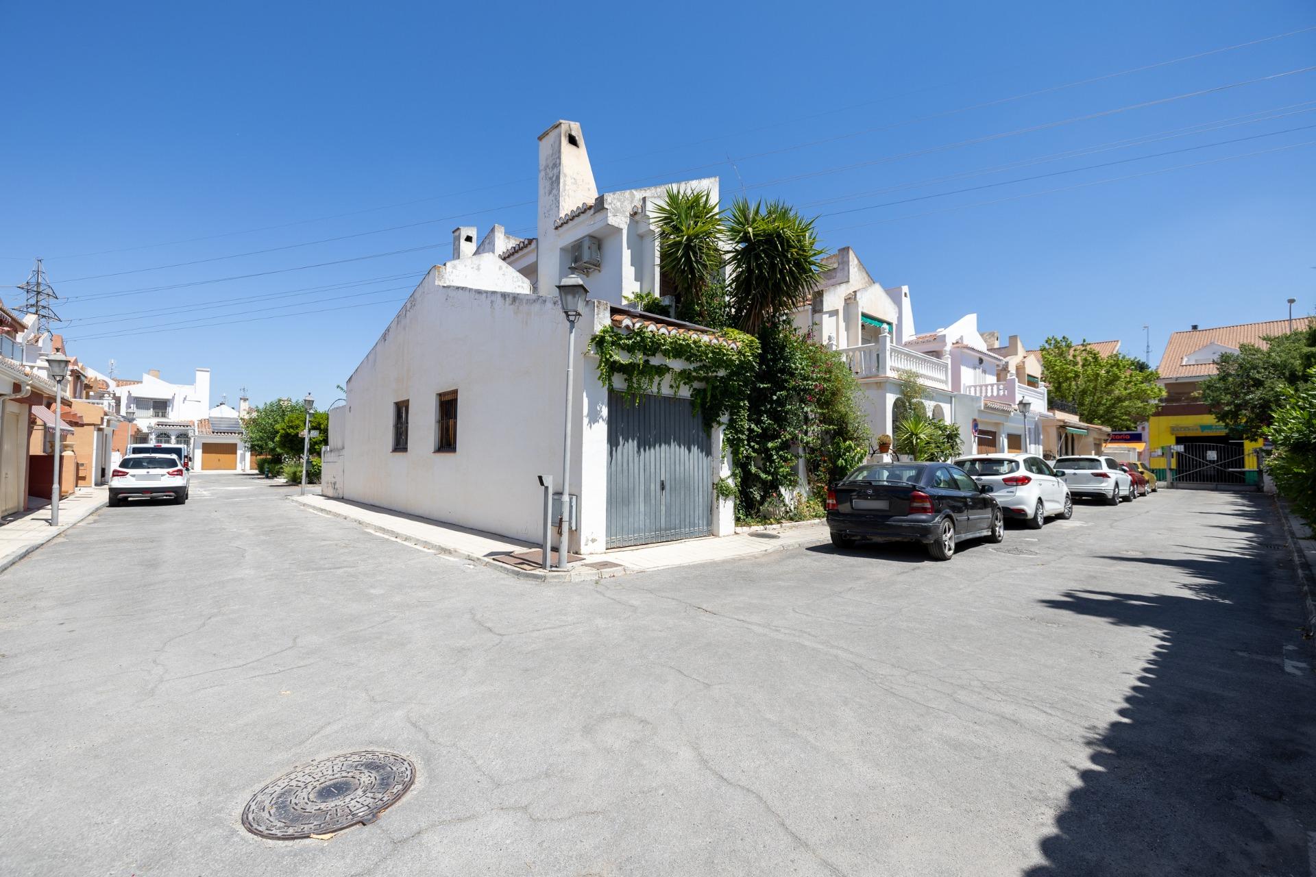 CASA ADOSADA CON PISCINA PRIVADA, JARDÍN Y SÓTANO CON CHIMEN - foto 5