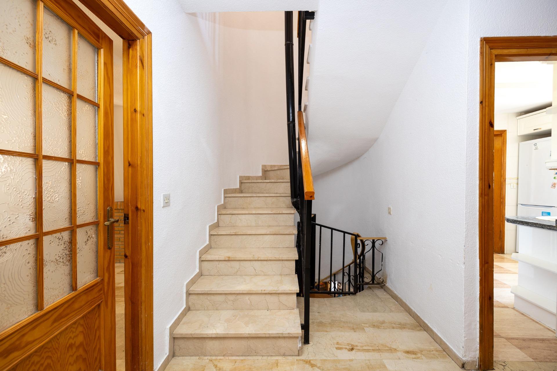 CASA ADOSADA CON PISCINA PRIVADA, JARDÍN Y SÓTANO CON CHIMEN - foto 41