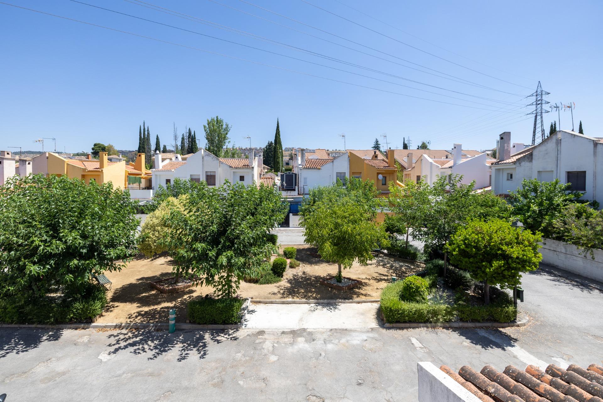 CASA ADOSADA CON PISCINA PRIVADA, JARDÍN Y SÓTANO CON CHIMEN - foto 47