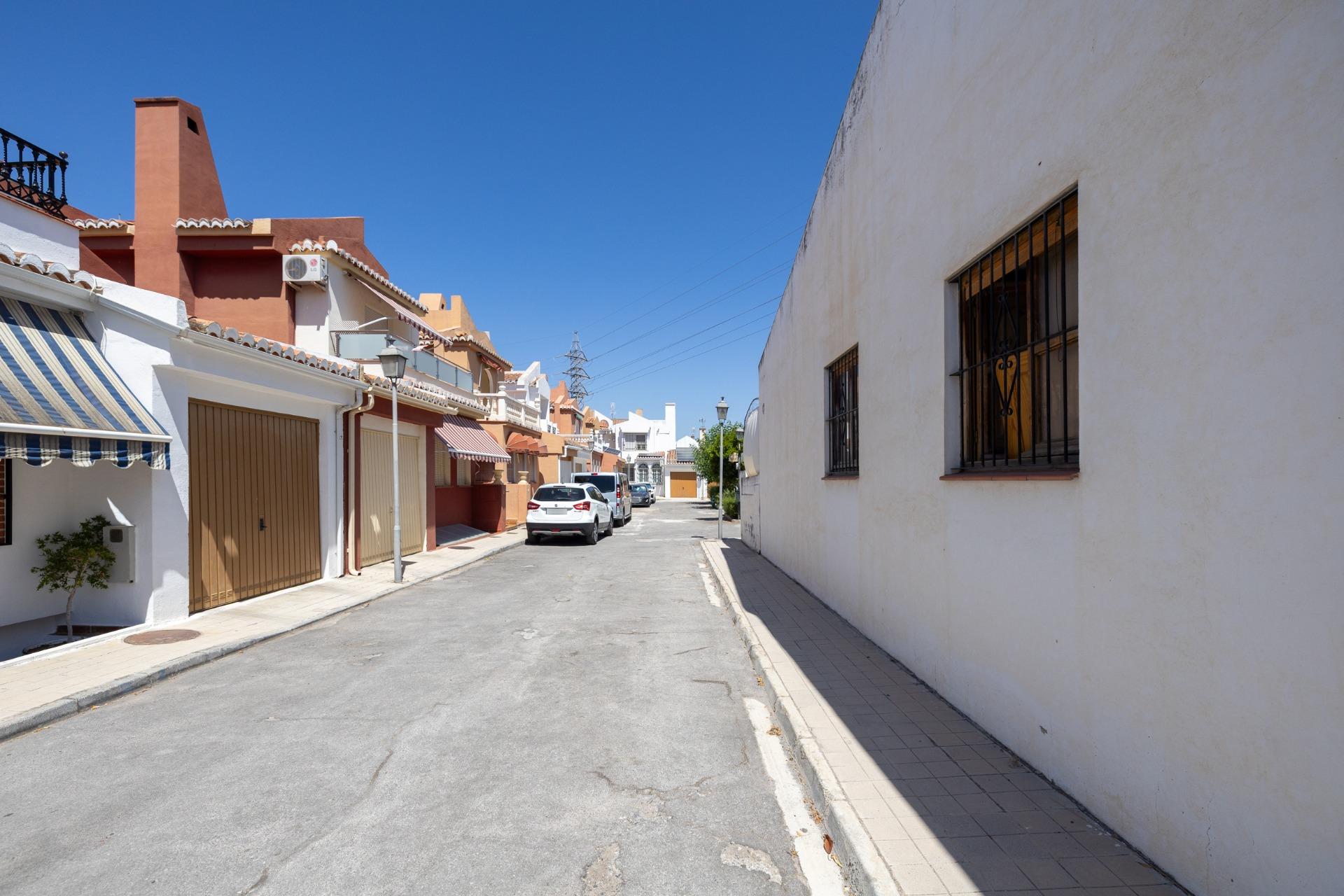 CASA ADOSADA CON PISCINA PRIVADA, JARDÍN Y SÓTANO CON CHIMEN - foto 6