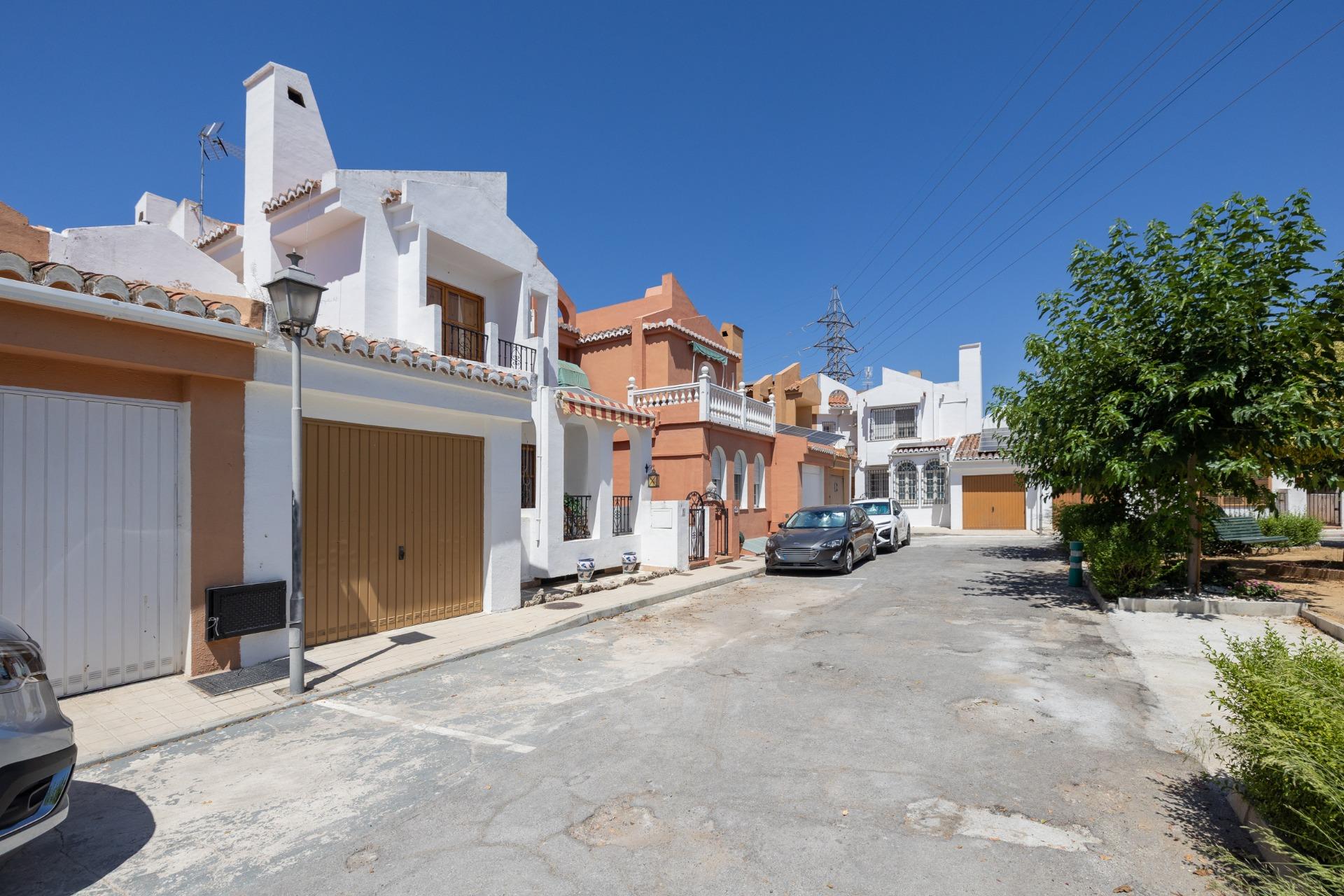 CASA ADOSADA CON PISCINA PRIVADA, JARDÍN Y SÓTANO CON CHIMEN - foto 7