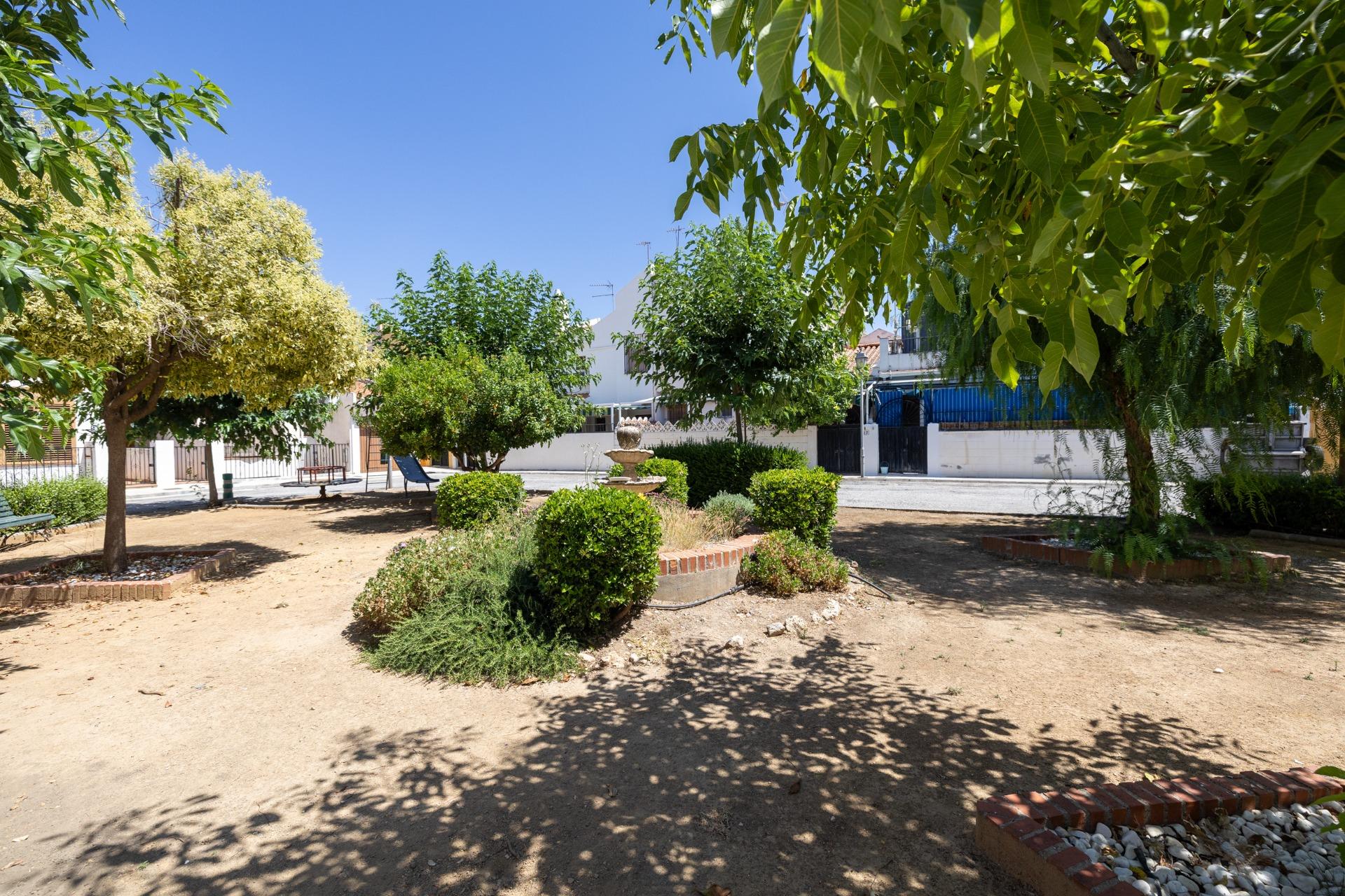 CASA ADOSADA CON PISCINA PRIVADA, JARDÍN Y SÓTANO CON CHIMEN - foto 8