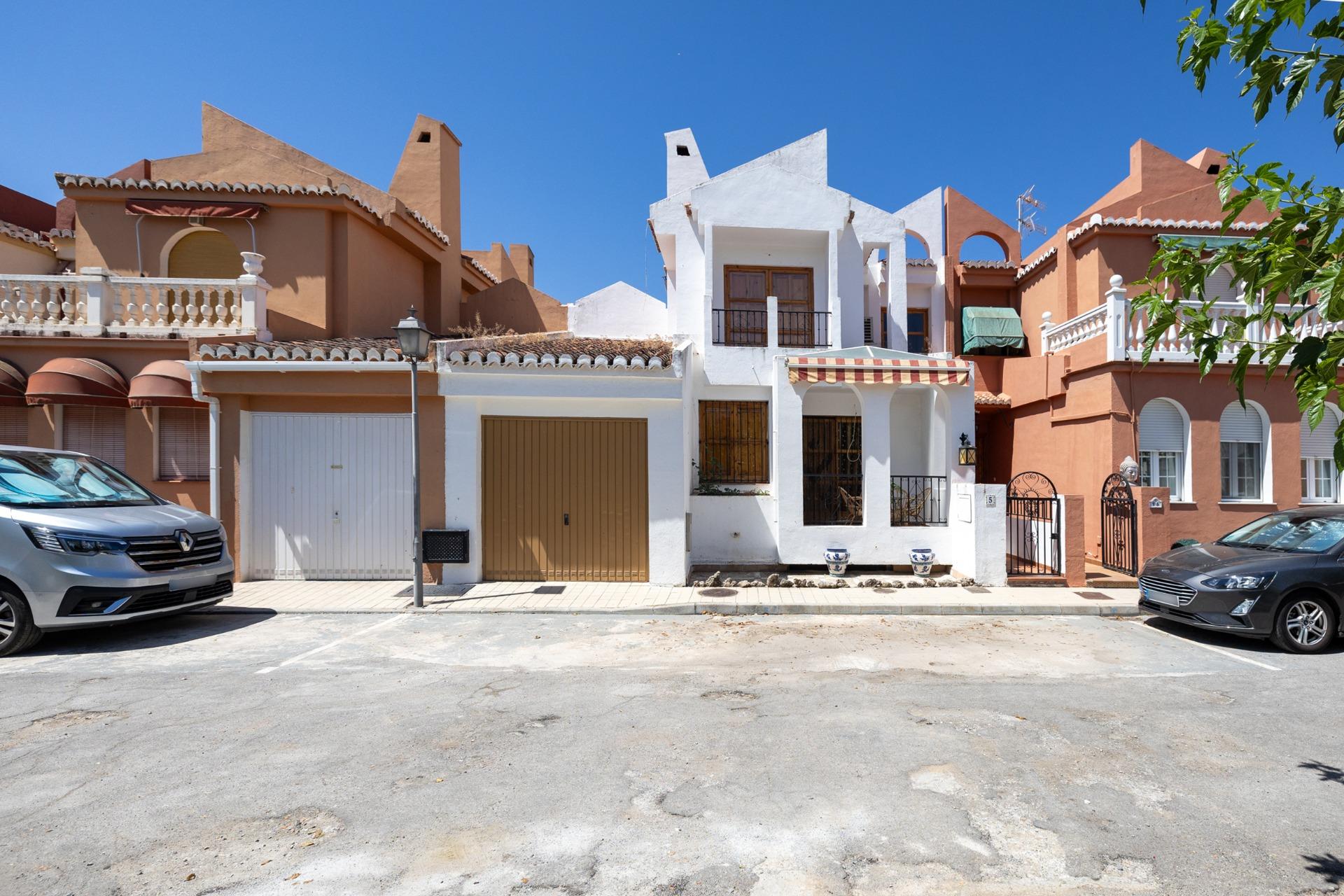 CASA ADOSADA CON PISCINA PRIVADA, JARDÍN Y SÓTANO CON CHIMEN - foto 9