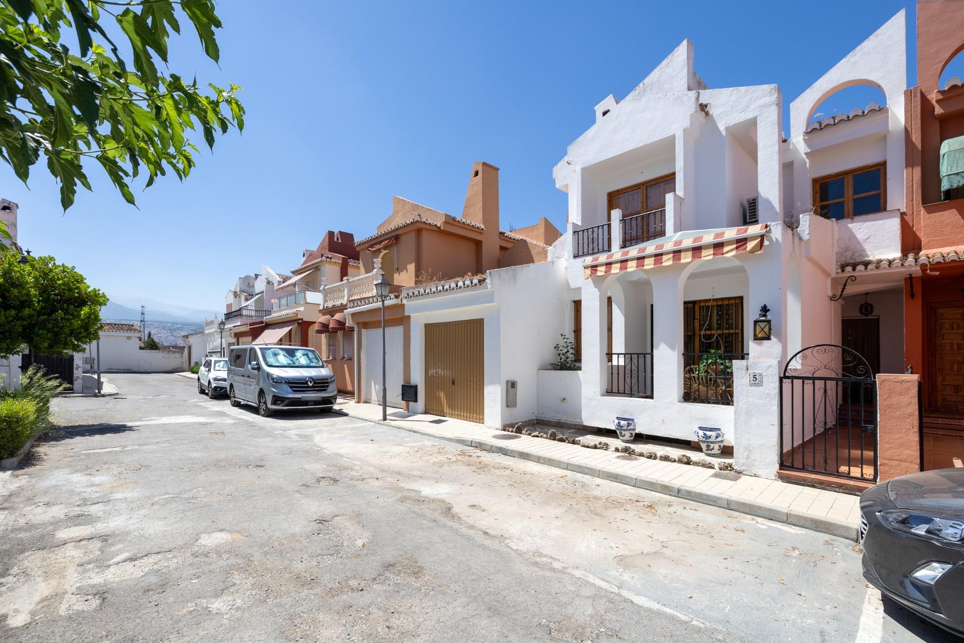 CASA ADOSADA CON PISCINA PRIVADA, JARDÍN Y SÓTANO CON CHIMEN - foto 10
