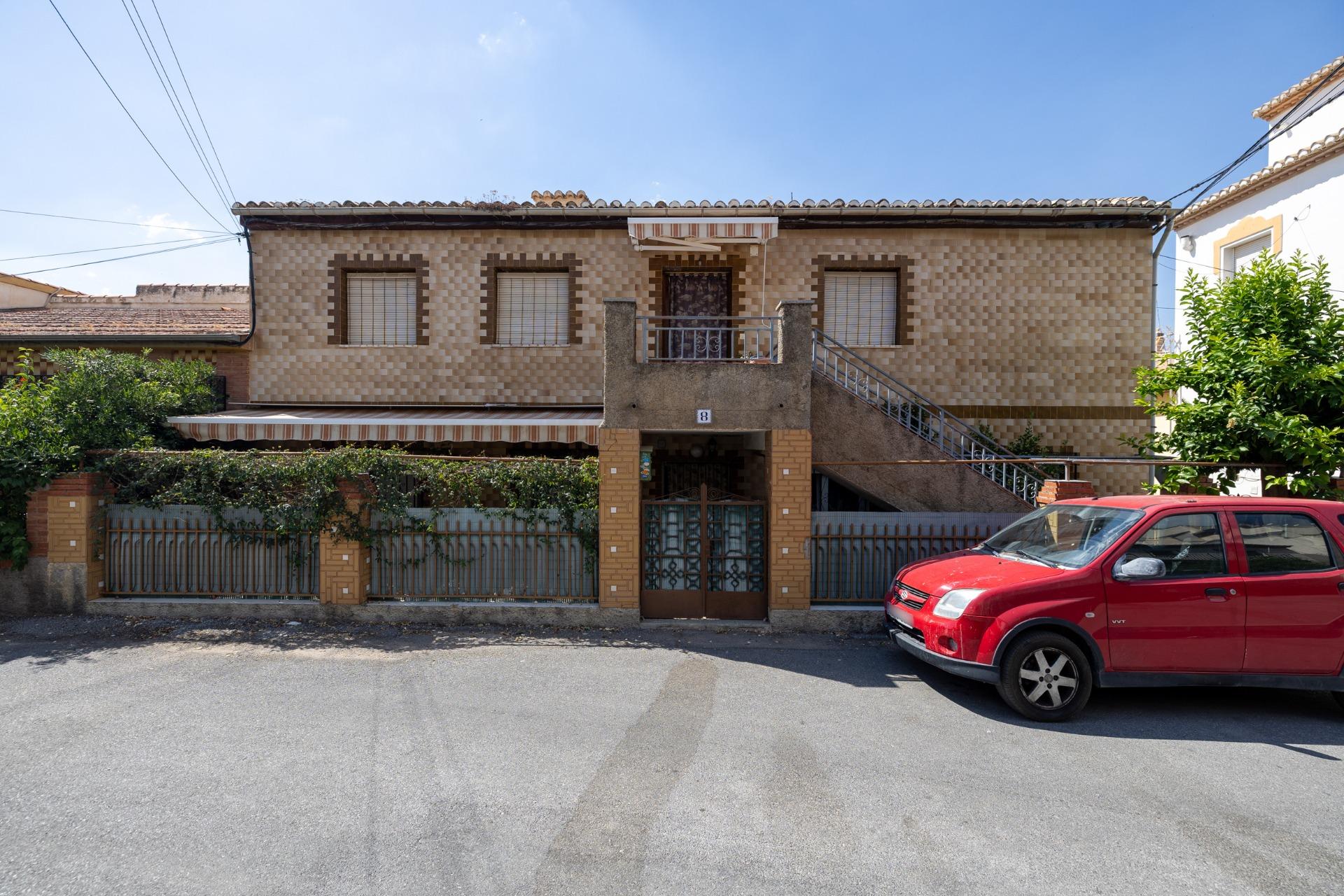 Barrio de Monachil--Casa con 3 viviendas independientes en u
