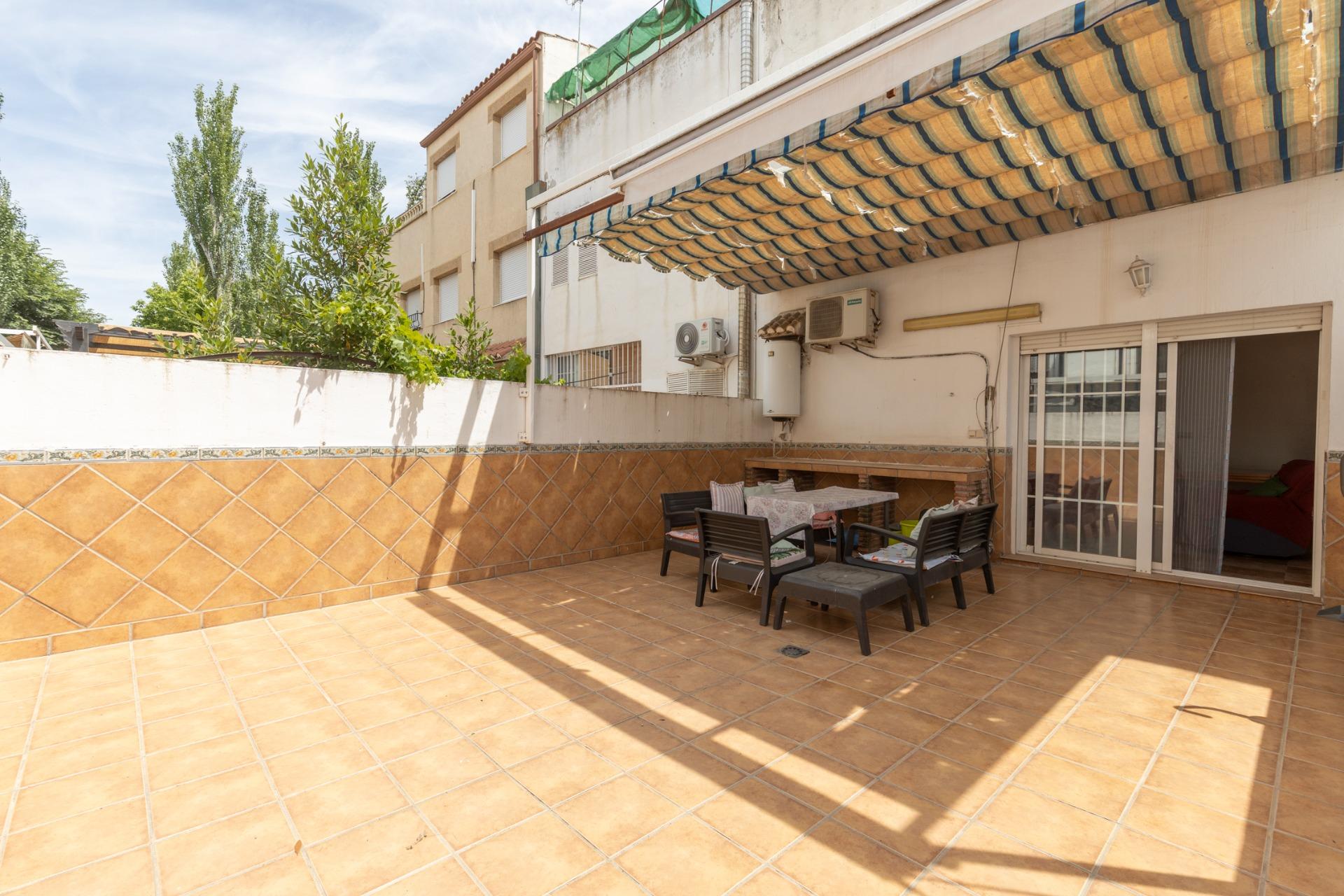 OPORTUNIDAD EN VENTA DE CASA ADOSADA DE TRES DORMITORIOS EN 