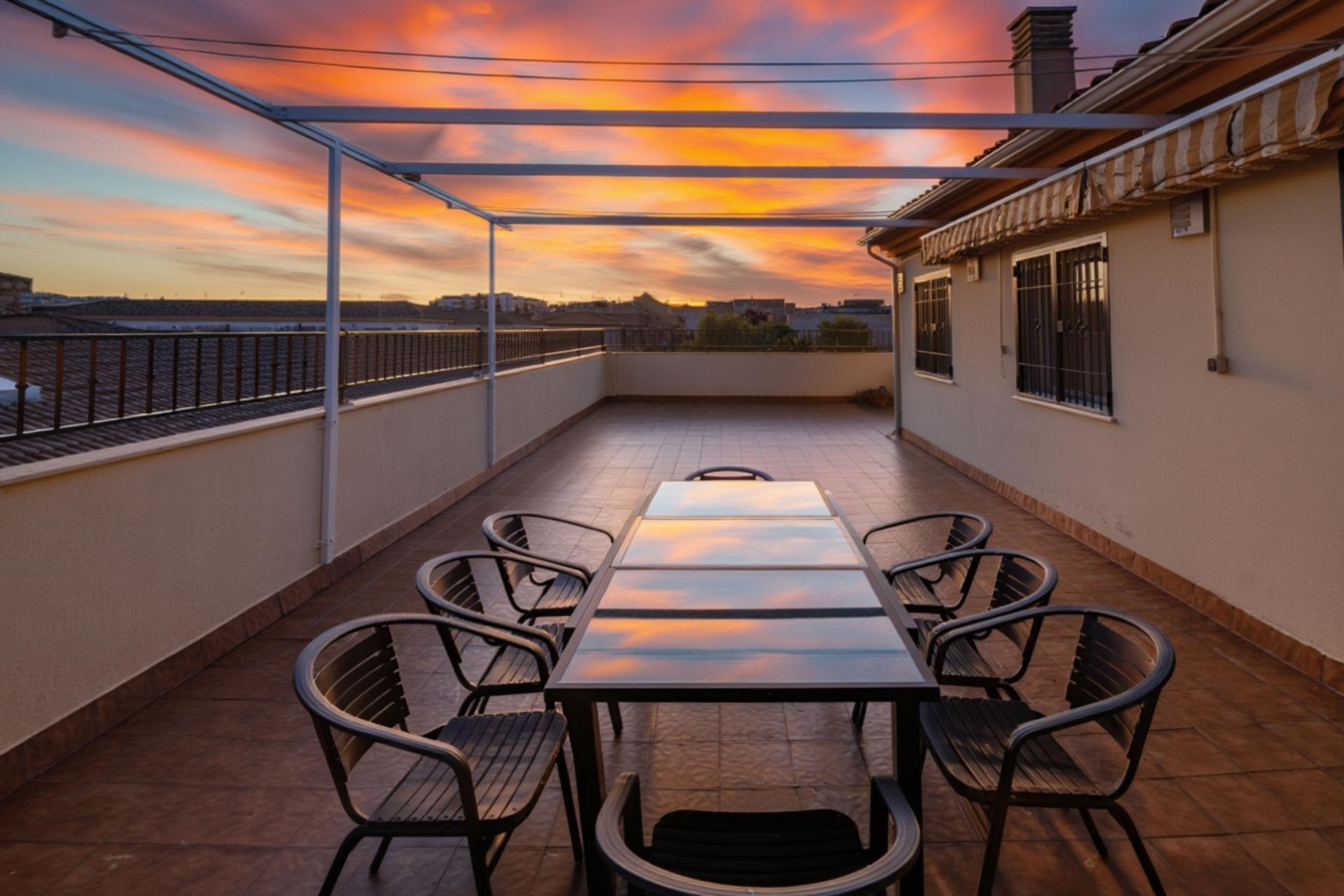 Ático en Armilla con Amplia Terraza y Vistas a Sierra Nevada