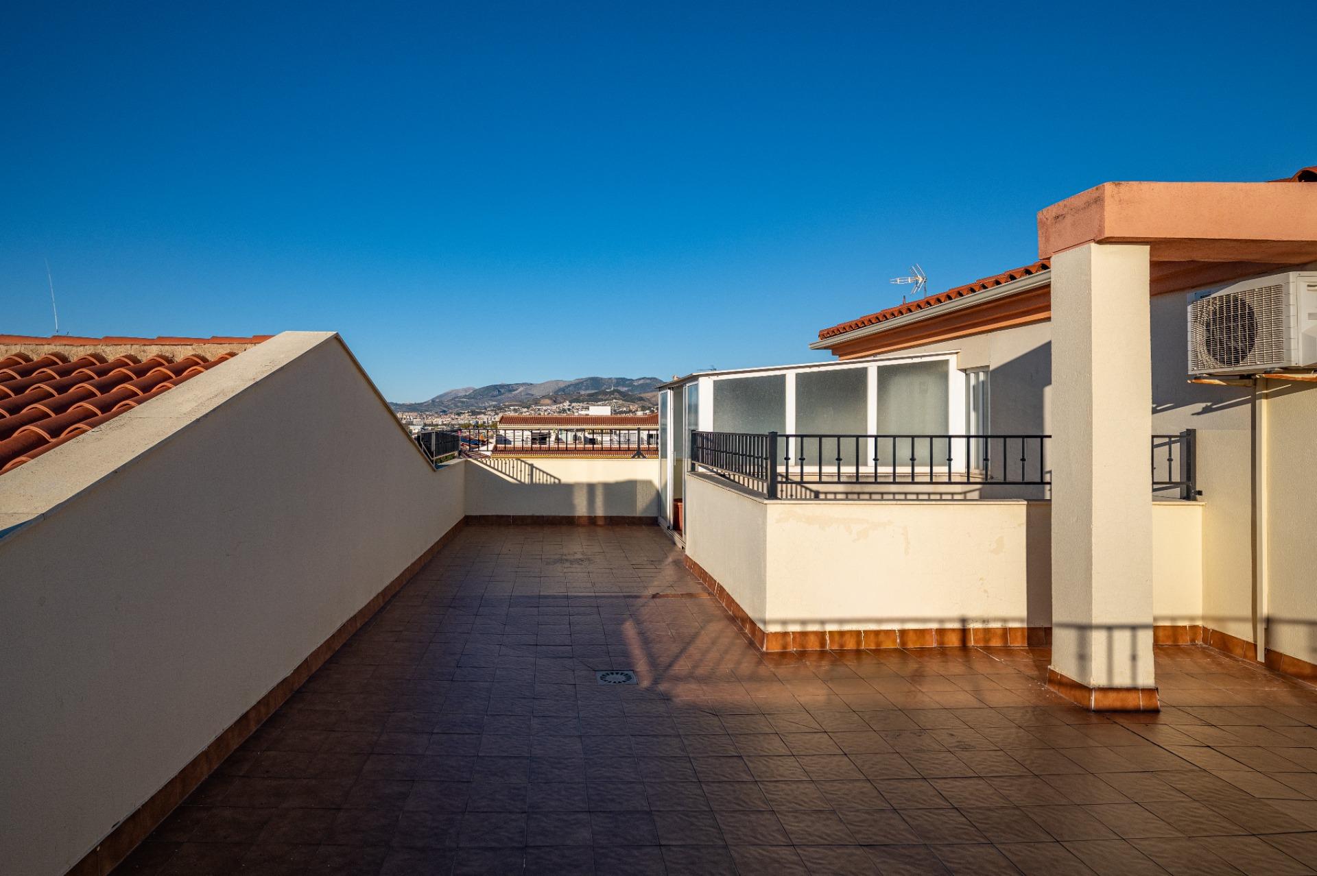 Ático en Armilla con Amplia Terraza y Vistas a Sierra Nevada - foto 4